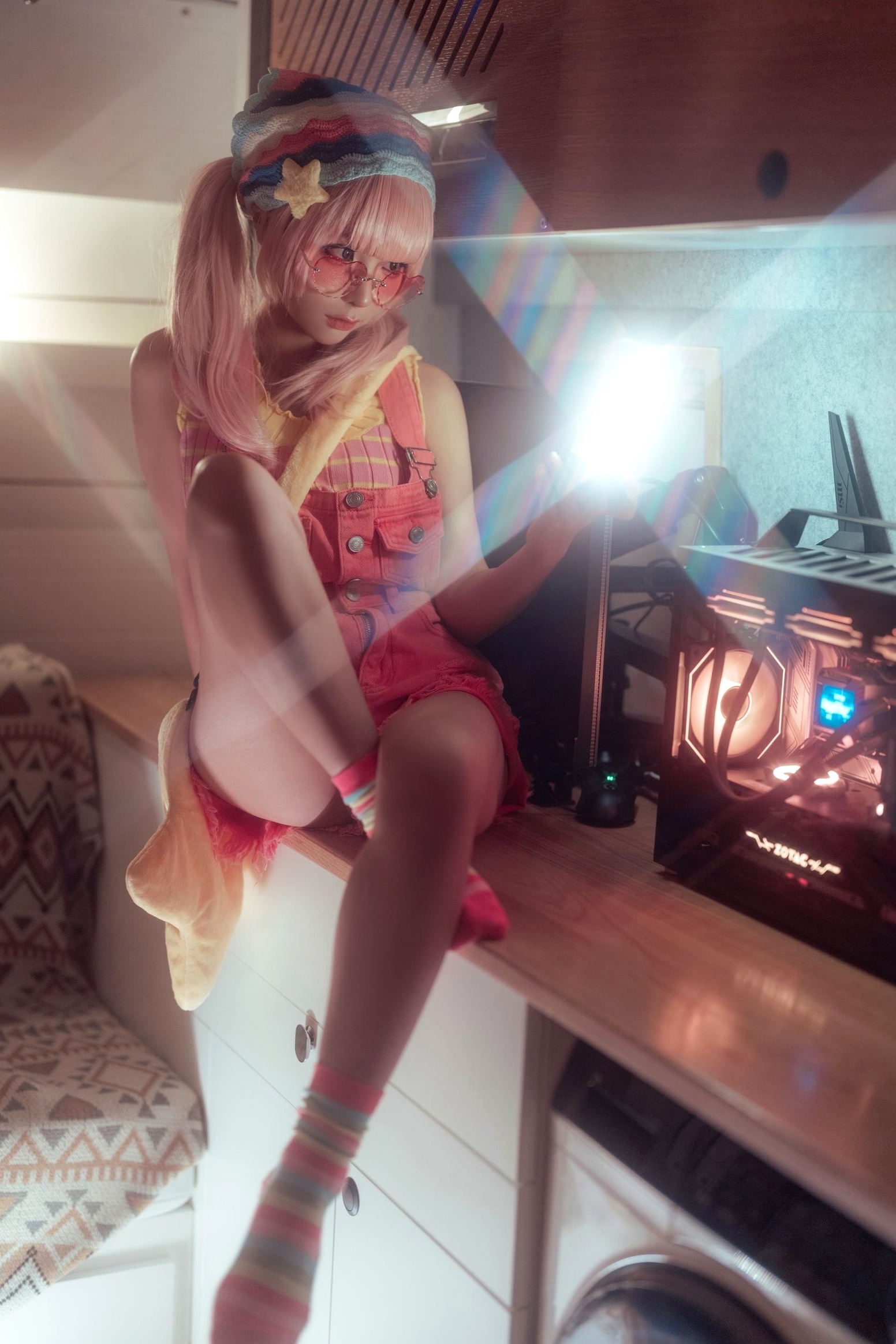 蠢沫沫-Smoke室内唯美写真:萌系粉发少女与迷幻炫彩的光影碰撞