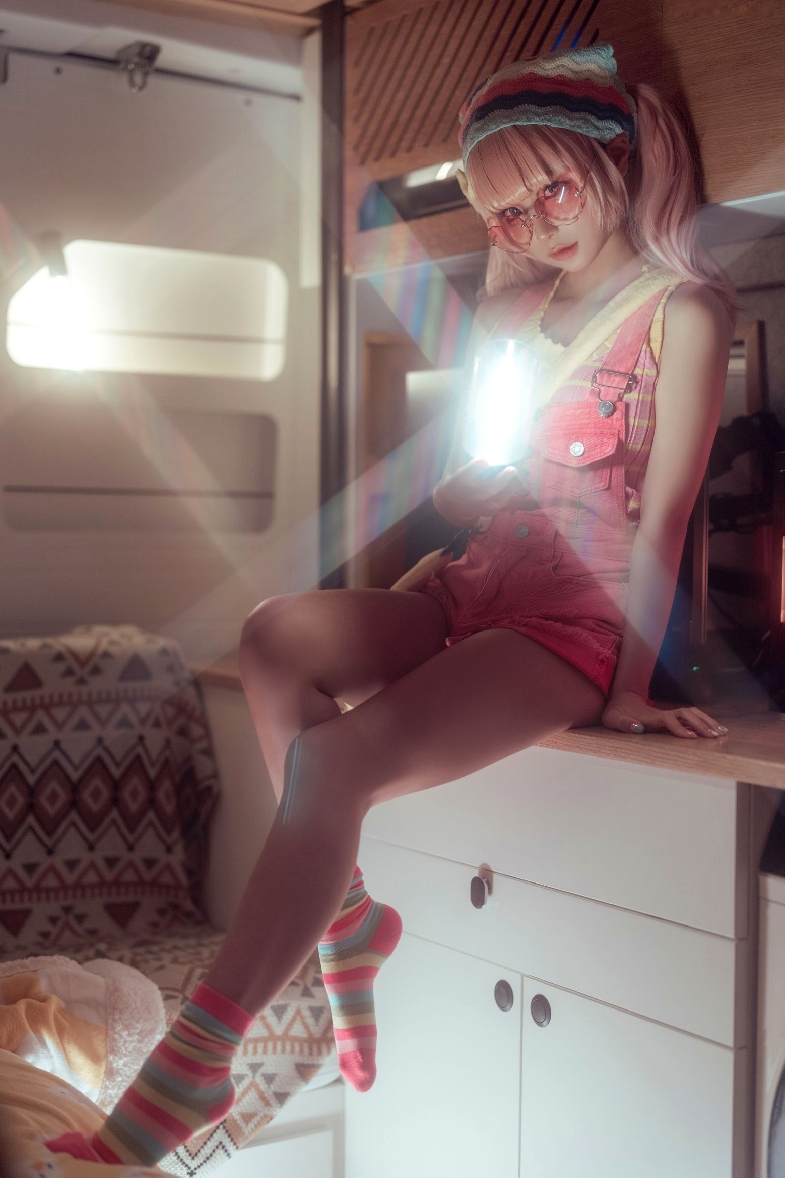蠢沫沫-Smoke室内唯美写真:萌系粉发少女与迷幻炫彩的光影碰撞
