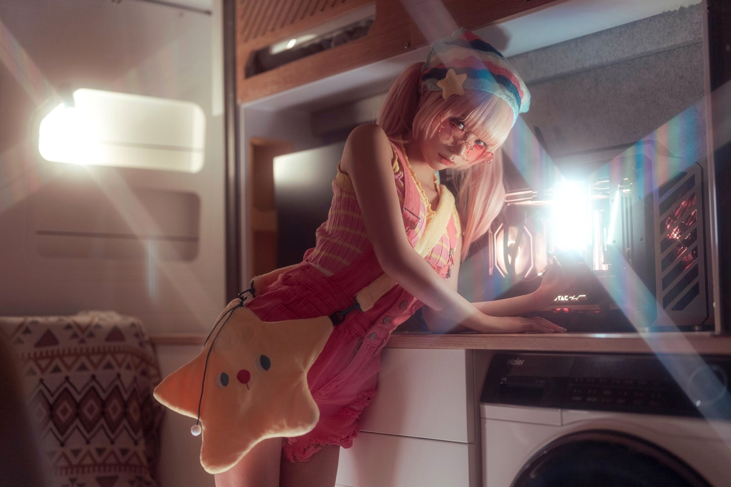 蠢沫沫-Smoke室内唯美写真:萌系粉发少女与迷幻炫彩的光影碰撞