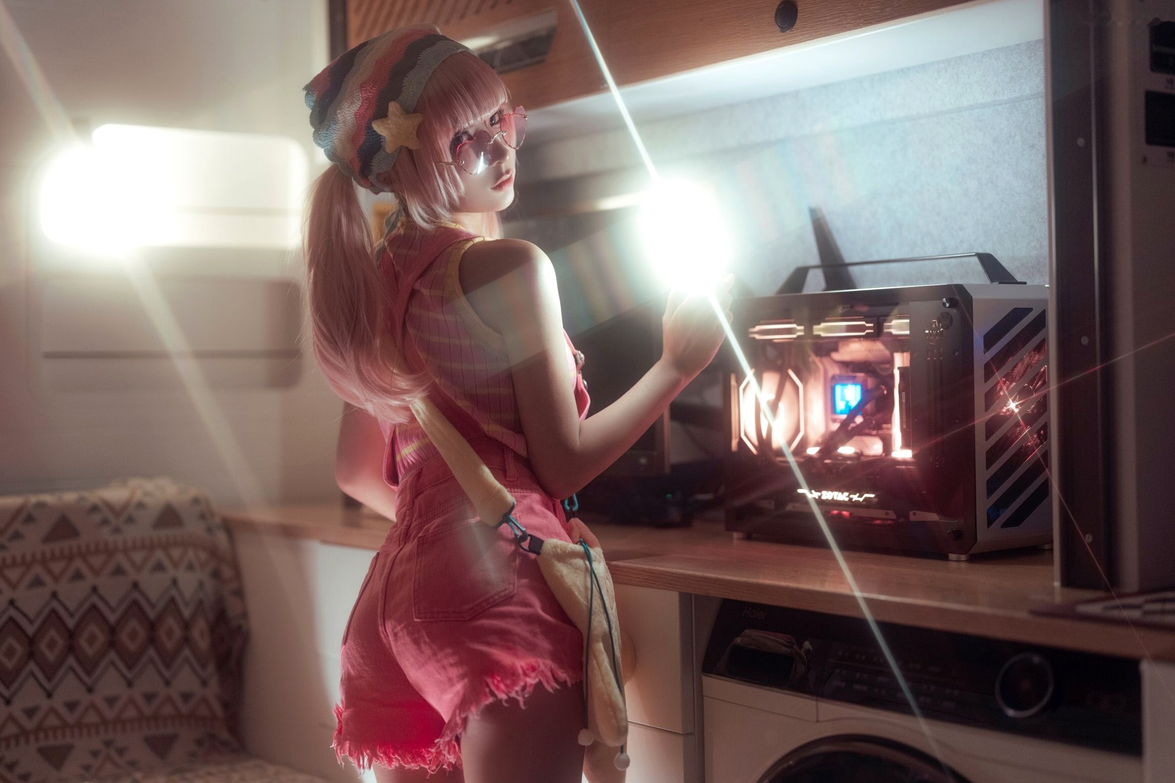 蠢沫沫-Smoke室内唯美写真:萌系粉发少女与迷幻炫彩的光影碰撞