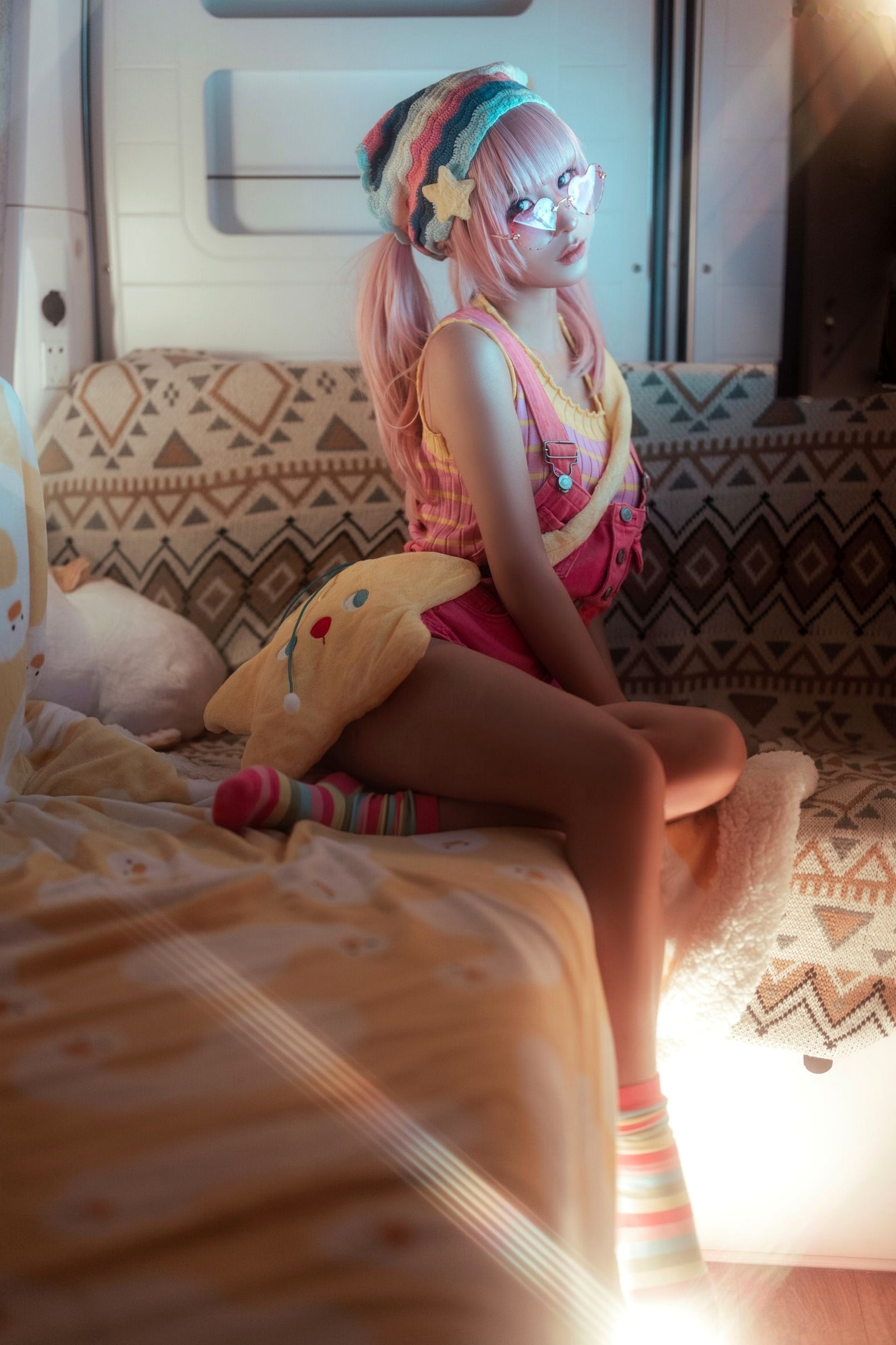 蠢沫沫-Smoke室内唯美写真:萌系粉发少女与迷幻炫彩的光影碰撞