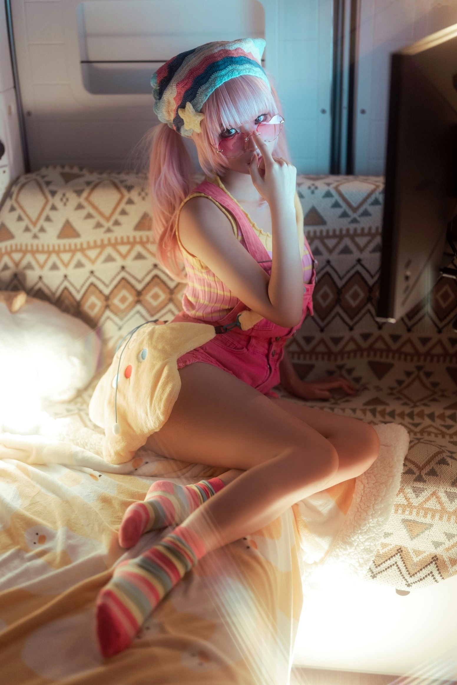 蠢沫沫-Smoke室内唯美写真:萌系粉发少女与迷幻炫彩的光影碰撞