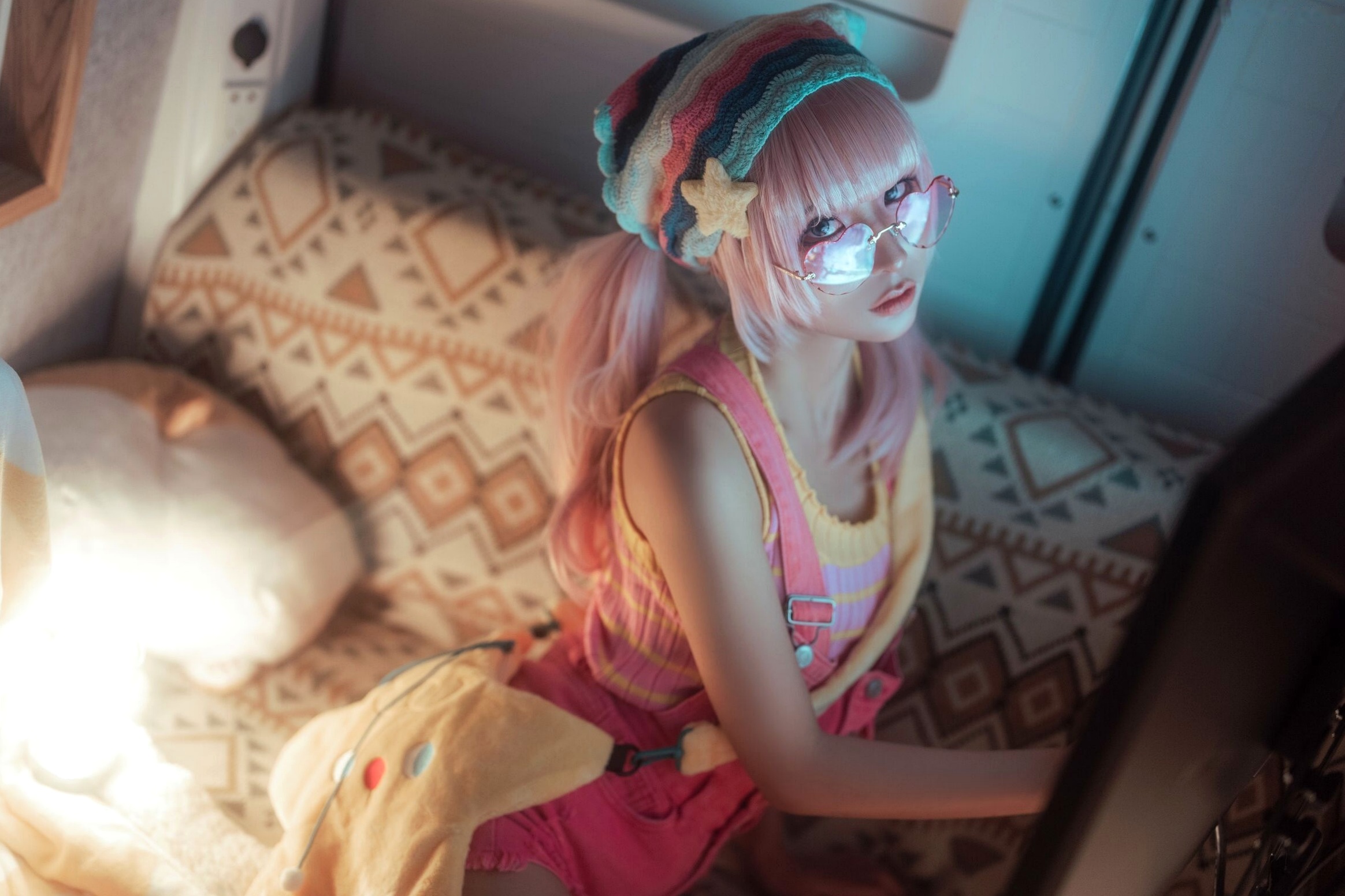 蠢沫沫-Smoke室内唯美写真:萌系粉发少女与迷幻炫彩的光影碰撞