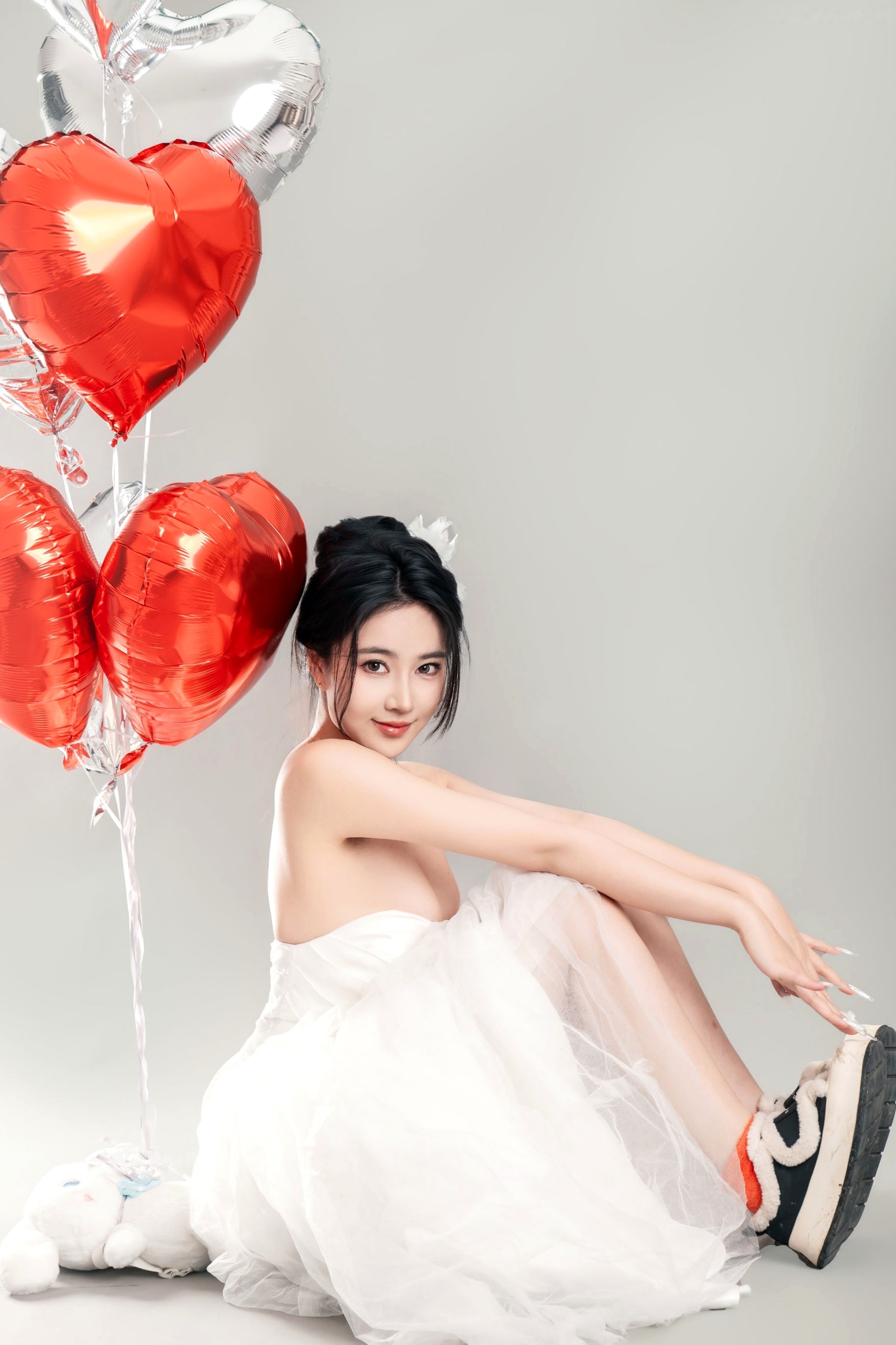 年年Nnian-LOVE-情人节特别篇:纯白婚纱私房照,心形气球浪漫诱惑与清纯甜美的碰撞