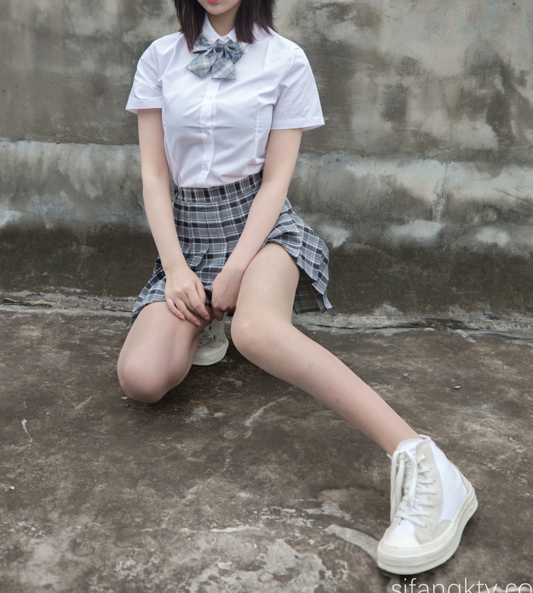 年年Nnian-天台JK私房写真,青春校服美少女演绎,白嫩肌肤与诱人身姿,展现清纯与性感的极致碰撞