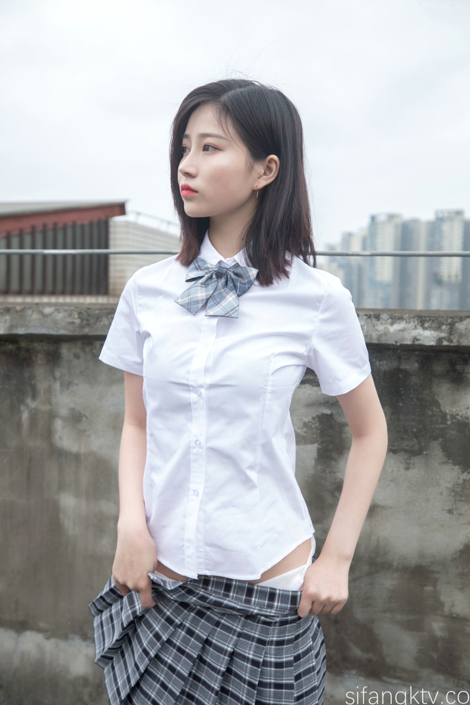 年年Nnian-天台JK私房写真,青春校服美少女演绎,白嫩肌肤与诱人身姿,展现清纯与性感的极致碰撞