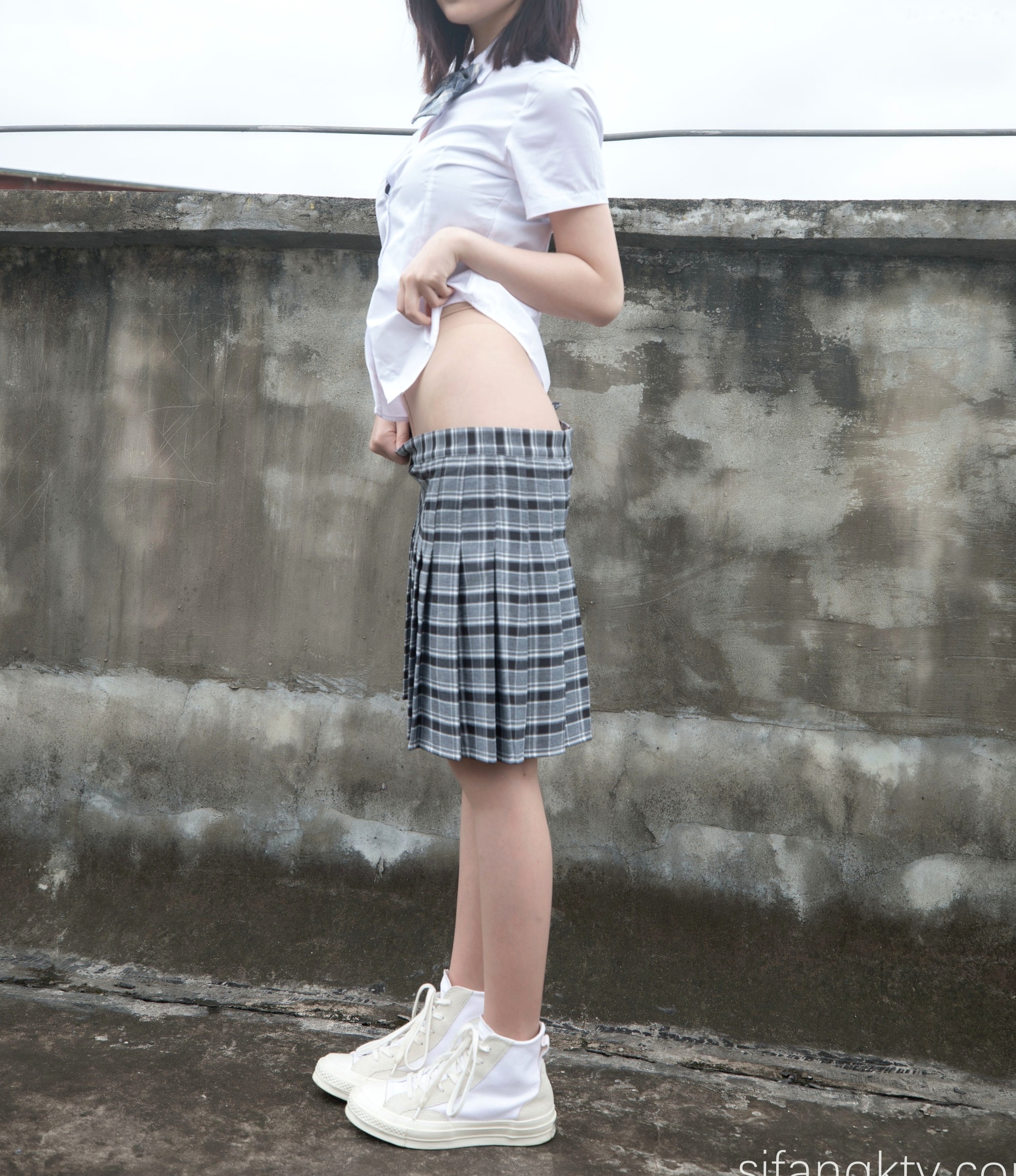 年年Nnian-天台JK私房写真,青春校服美少女演绎,白嫩肌肤与诱人身姿,展现清纯与性感的极致碰撞