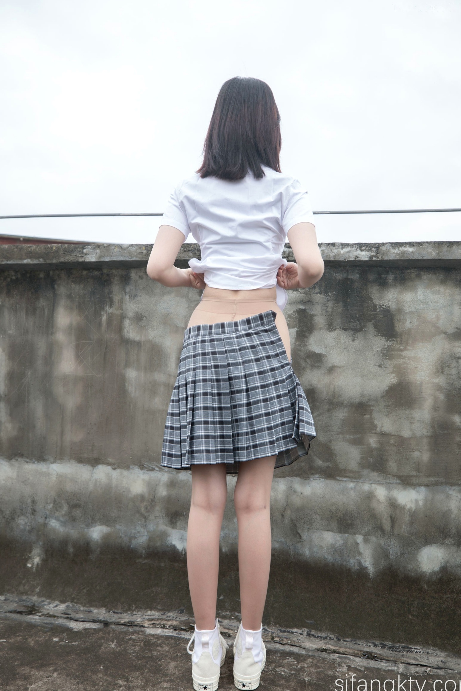 年年Nnian-天台JK私房写真,青春校服美少女演绎,白嫩肌肤与诱人身姿,展现清纯与性感的极致碰撞