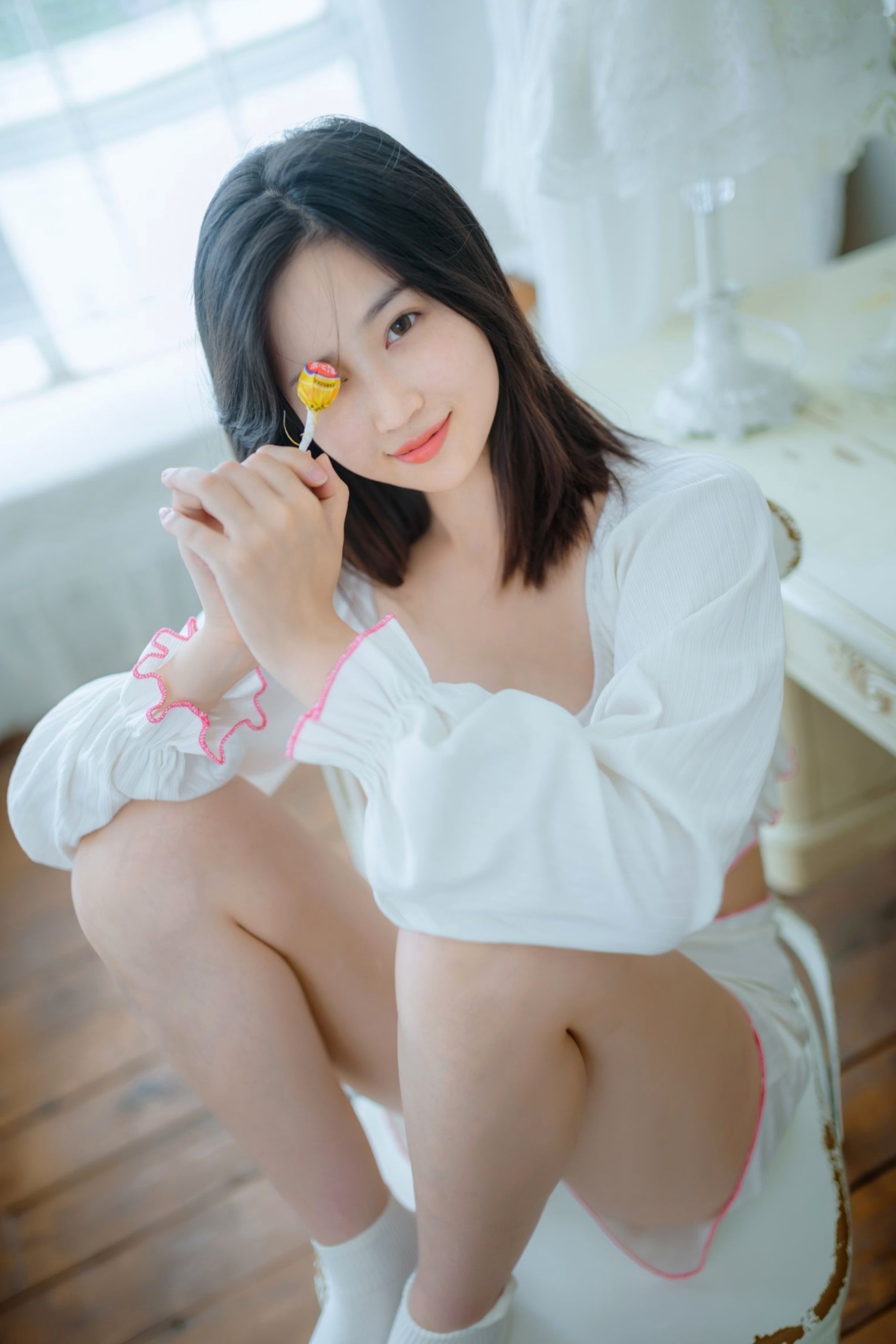 年年-爱吃棒棒糖的少女