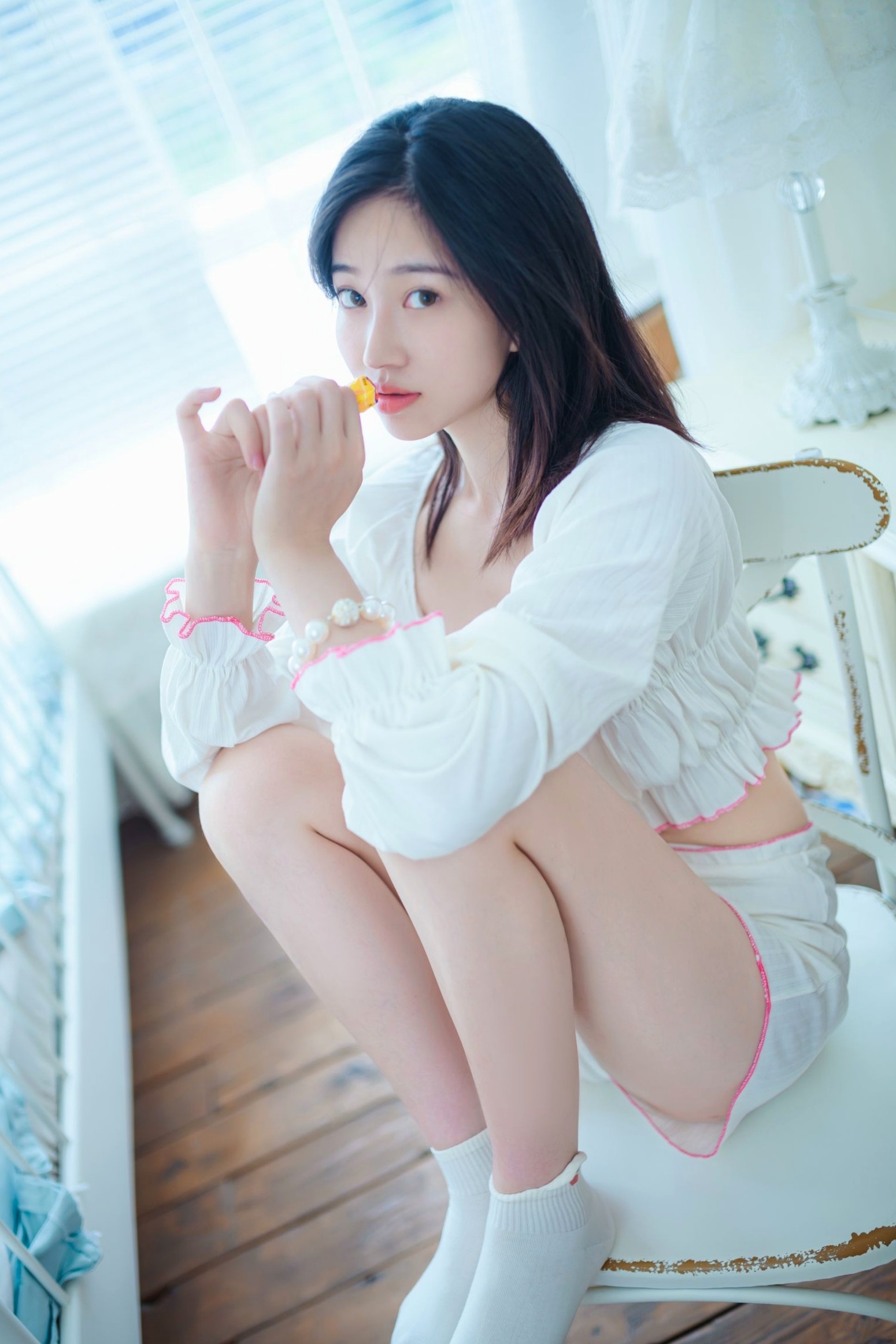 年年-爱吃棒棒糖的少女