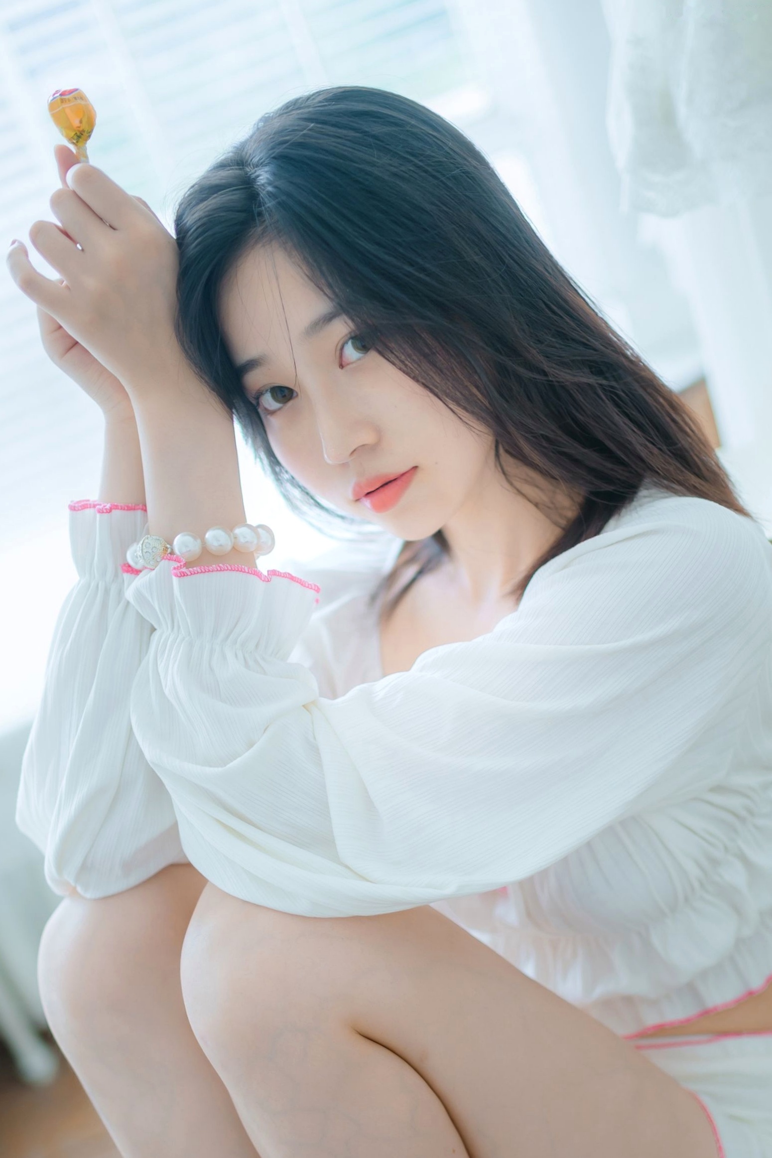 年年-爱吃棒棒糖的少女