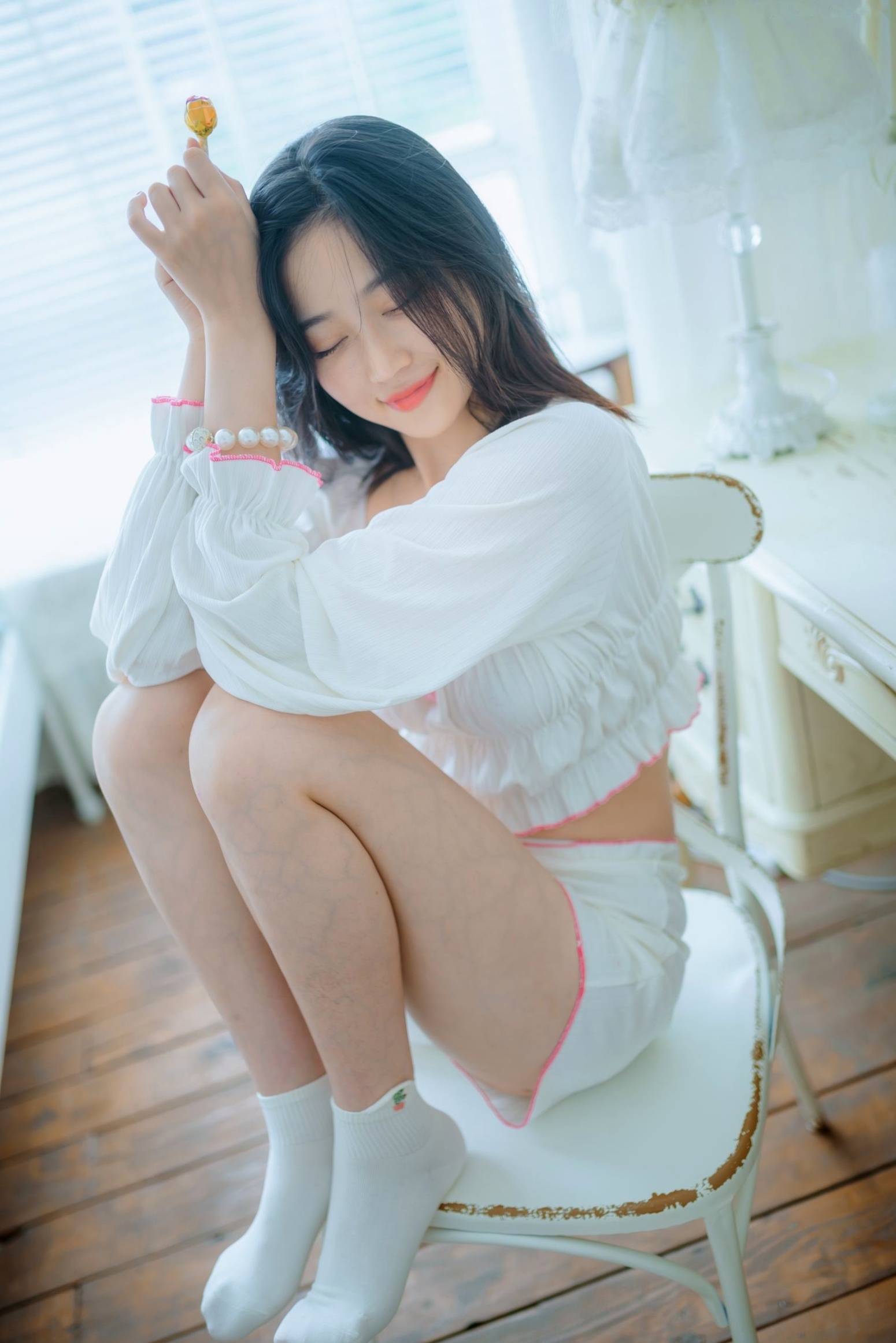 年年-爱吃棒棒糖的少女