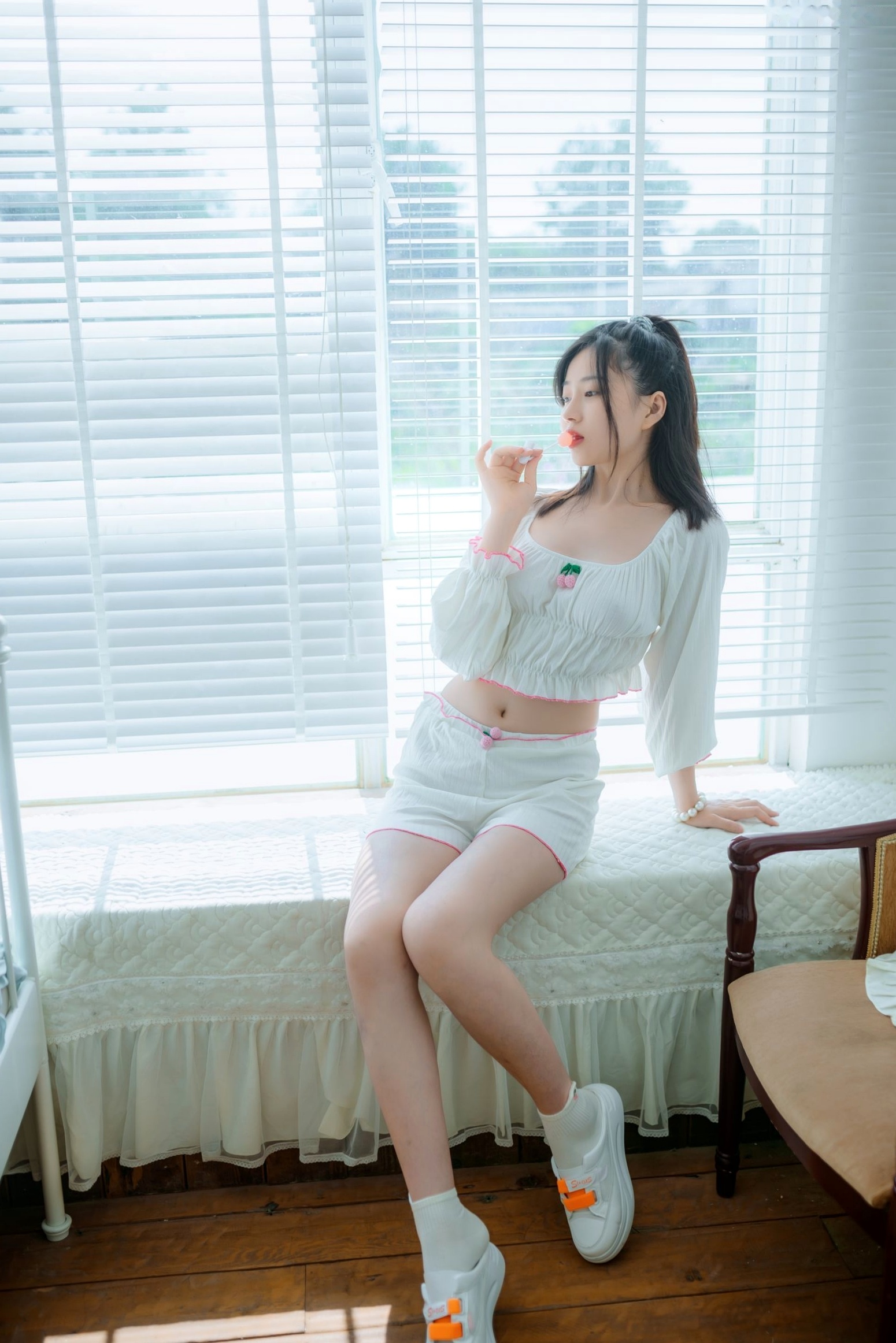 年年-爱吃棒棒糖的少女