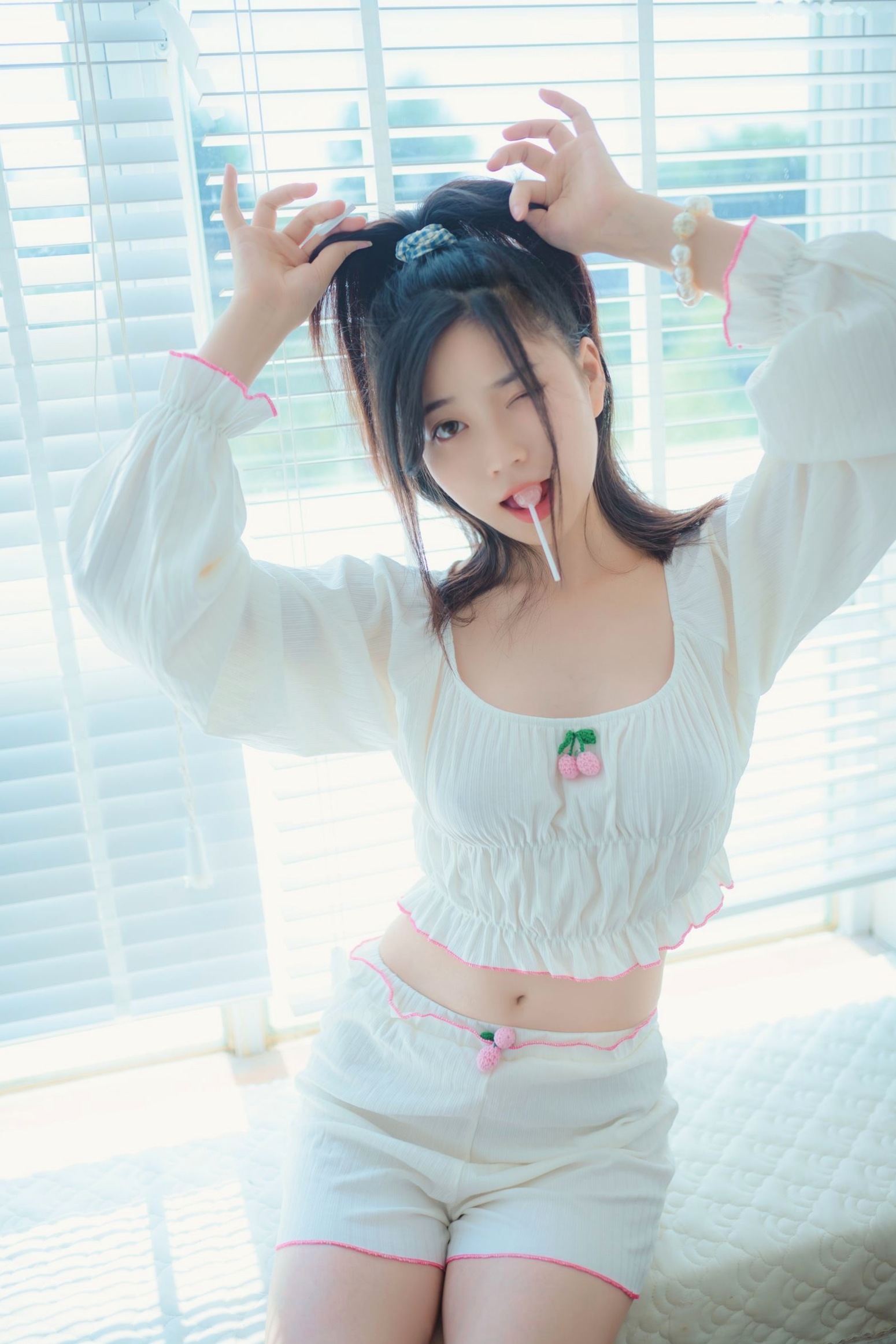 年年-爱吃棒棒糖的少女