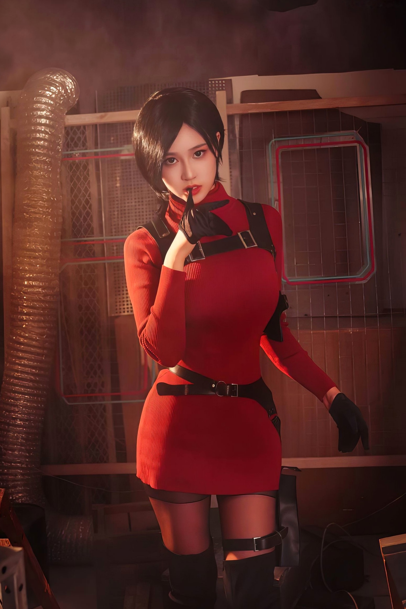 年年-艾达-Ada-Wong-生化危机特工角色扮演,工业风场景下的极致演绎,冷艳气质与火辣身材完美融合