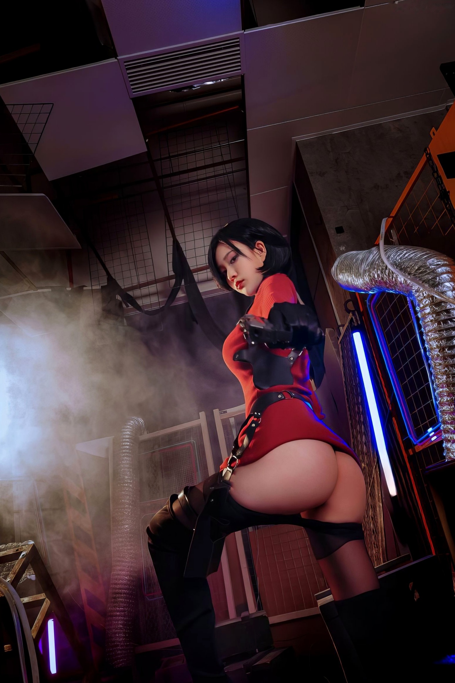 年年-艾达-Ada-Wong-生化危机特工角色扮演,工业风场景下的极致演绎,冷艳气质与火辣身材完美融合