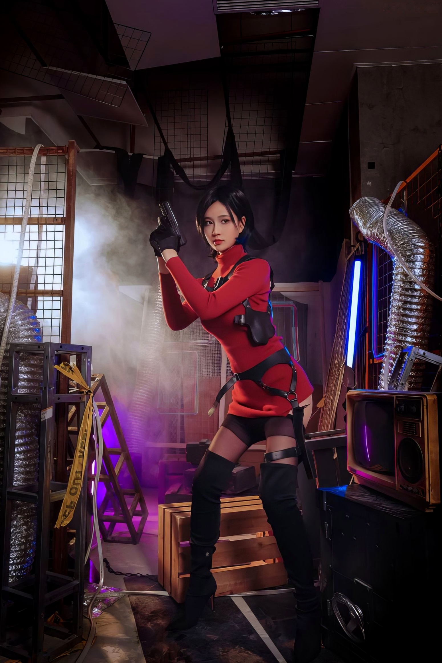 年年-艾达-Ada-Wong-生化危机特工角色扮演,工业风场景下的极致演绎,冷艳气质与火辣身材完美融合