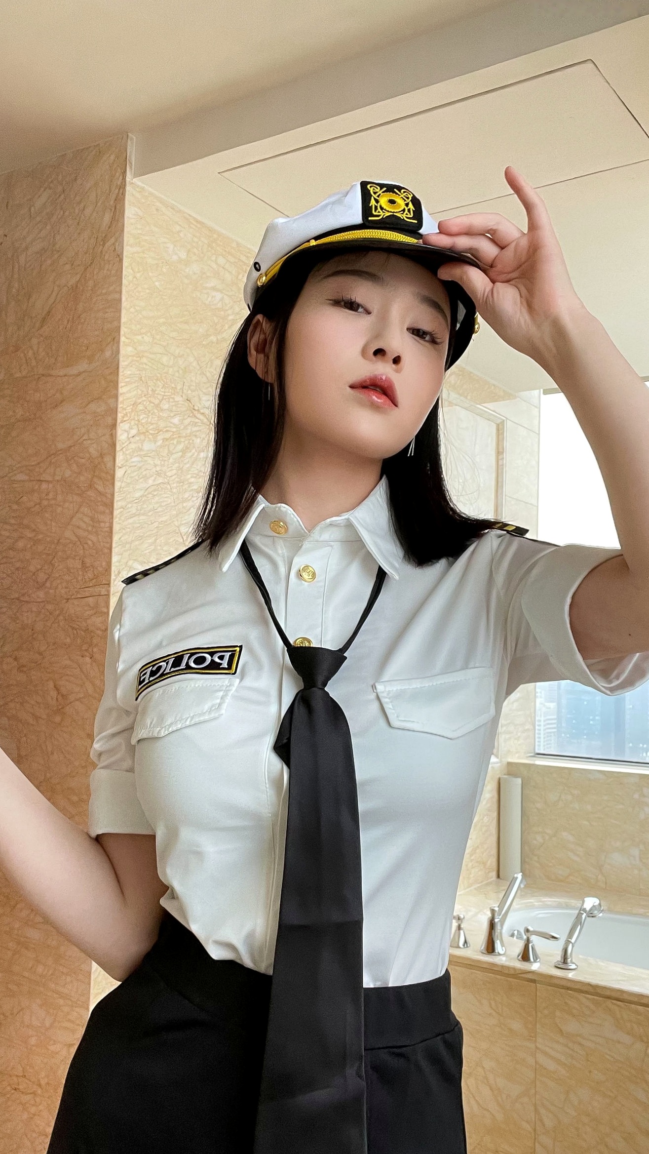 年年-涩女警:极品制服诱惑,角色扮演渔网袜私房写真,火辣身材尽显,性感迷人!