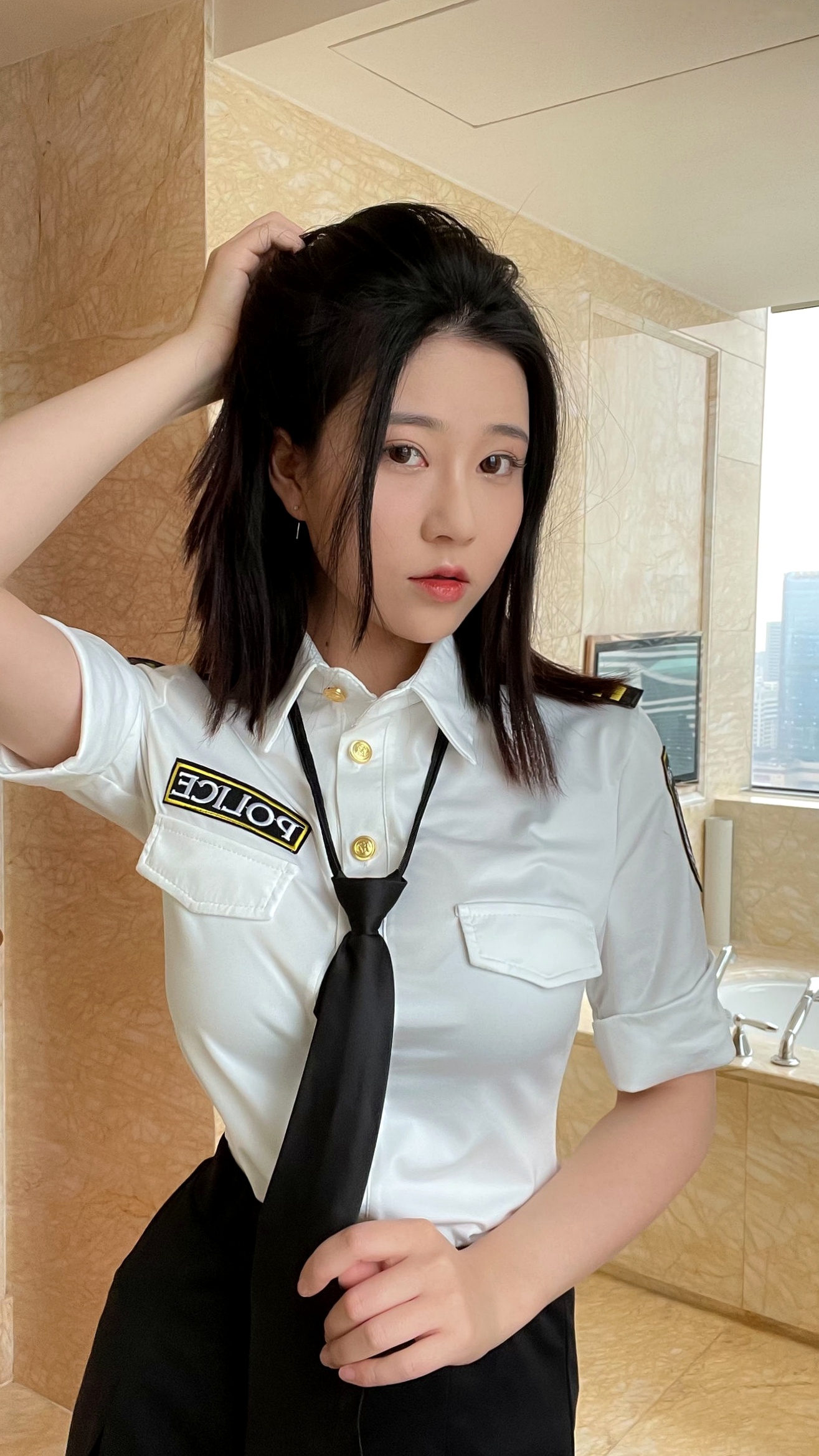 年年-涩女警:极品制服诱惑,角色扮演渔网袜私房写真,火辣身材尽显,性感迷人!