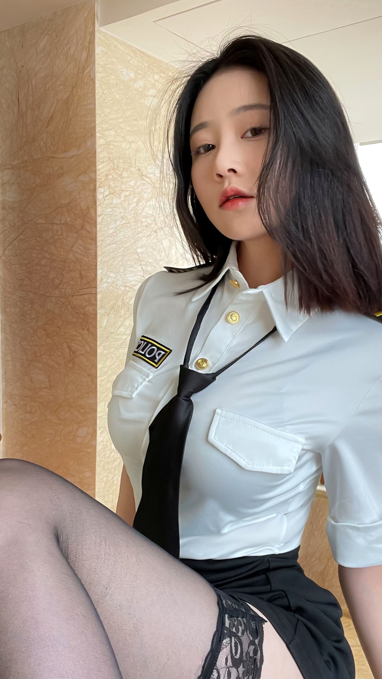 年年-涩女警:极品制服诱惑,角色扮演渔网袜私房写真,火辣身材尽显,性感迷人!