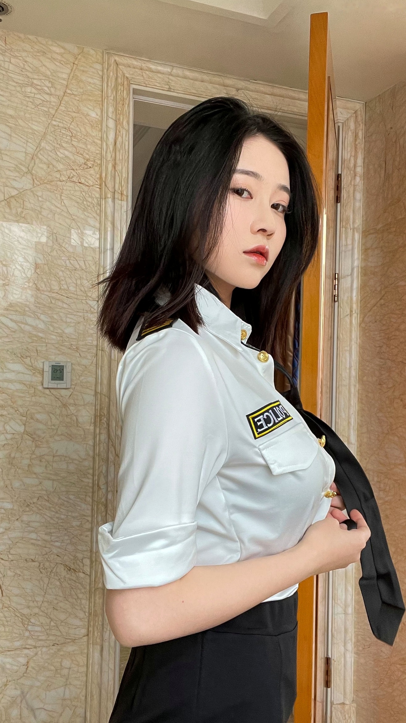 年年-涩女警:极品制服诱惑,角色扮演渔网袜私房写真,火辣身材尽显,性感迷人!