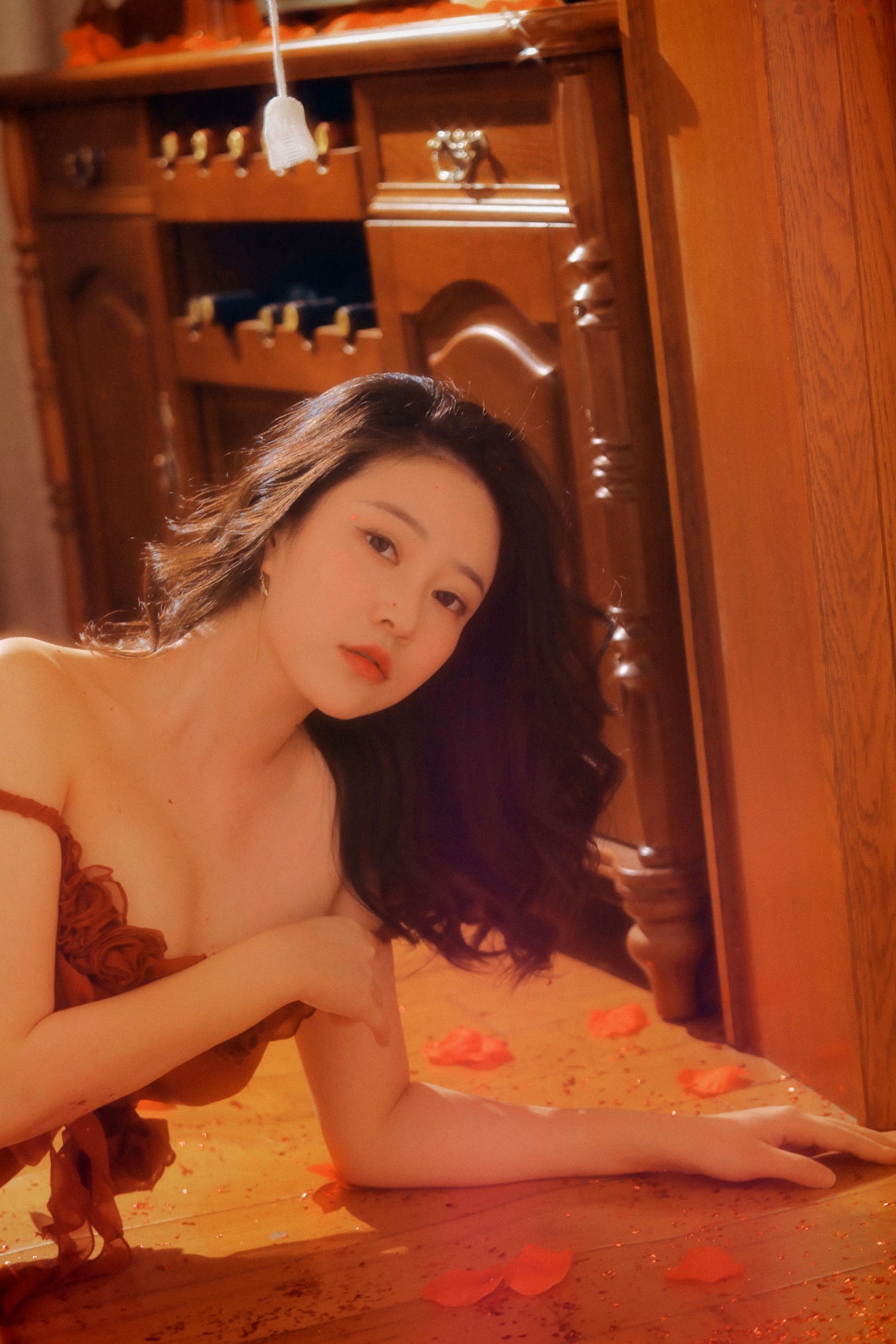 年年-落日蔷薇:浪漫唯美私房写真,暖光氛围下的慵懒感与性感诱惑,气质女神倾情演绎