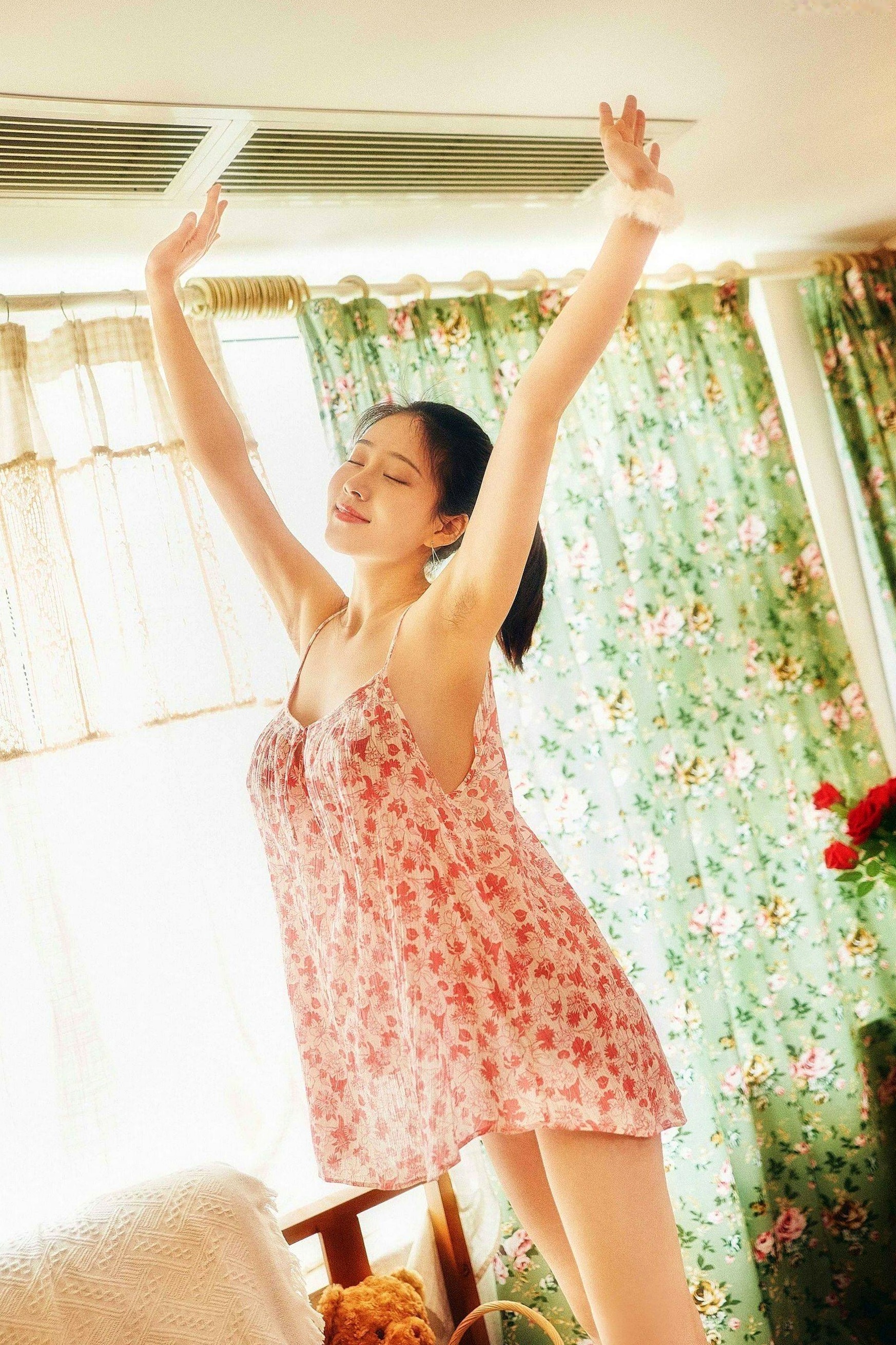 《年年Nnian-暖暖》居家私房美图,碎花裙温柔穿搭,尽显极致迷人性感曲线
