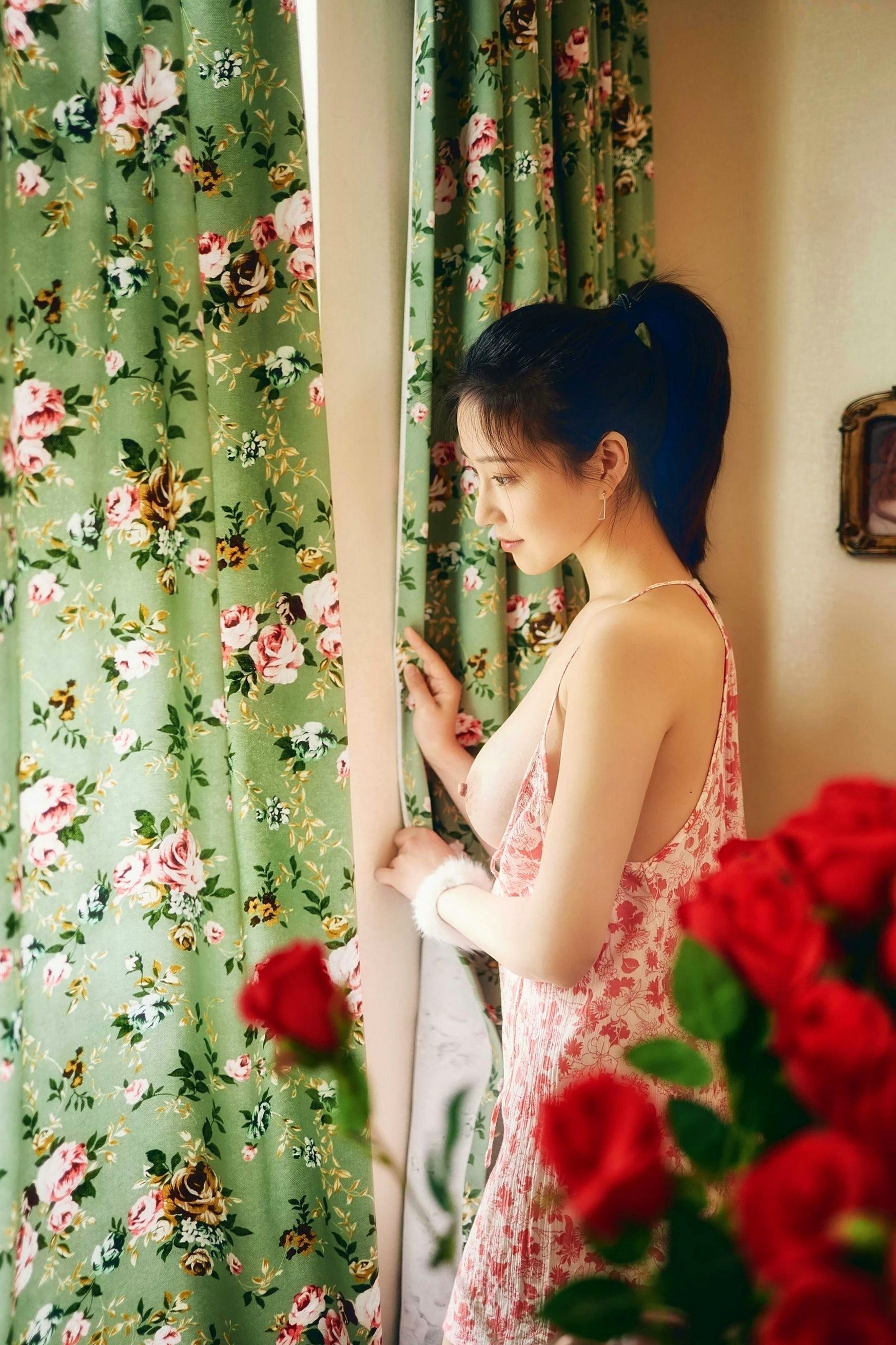 《年年Nnian-暖暖》居家私房美图,碎花裙温柔穿搭,尽显极致迷人性感曲线