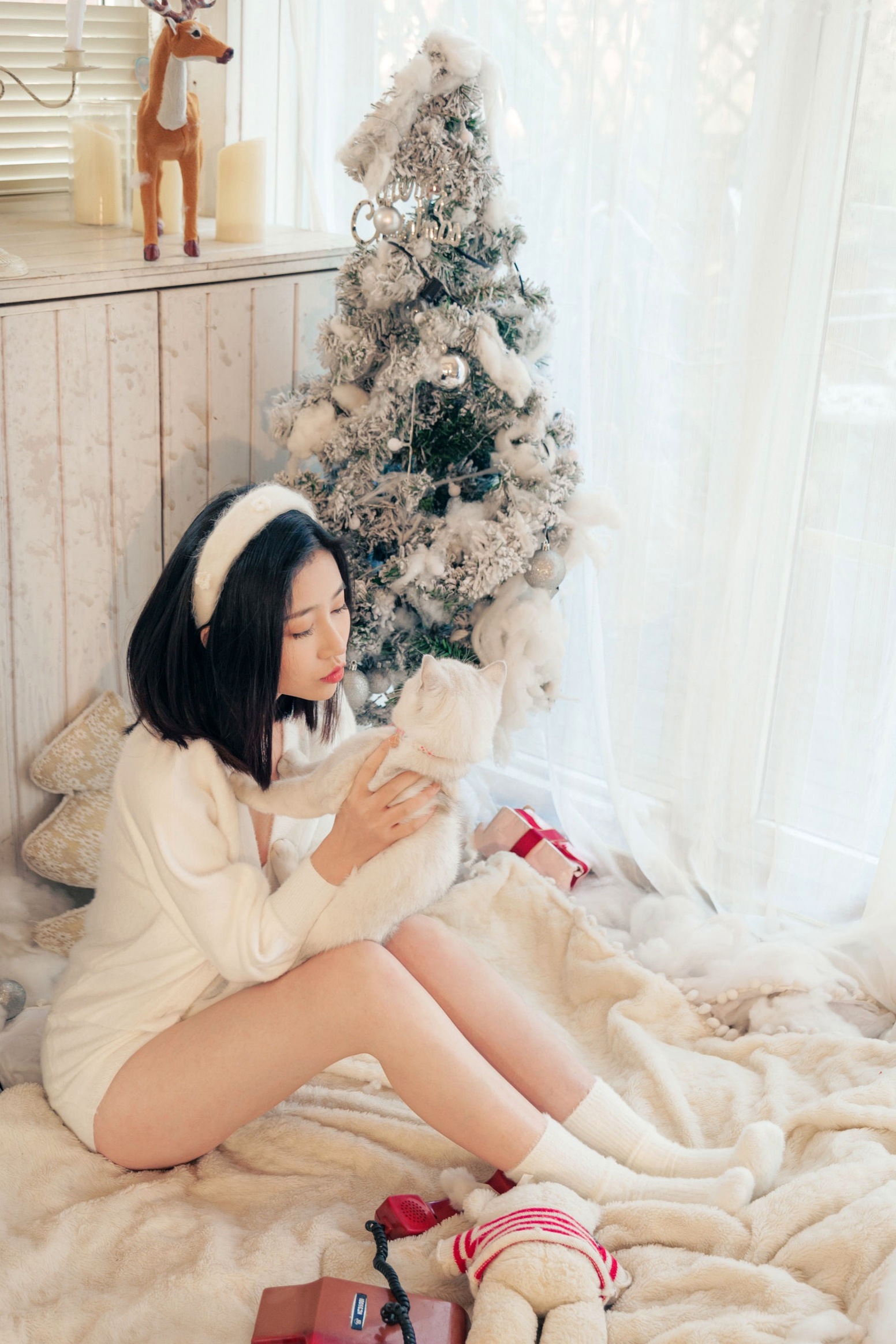 年年-年年有余:圣诞主题唯美私房摄影,白嫩女神性感诱惑,演绎纯欲圣诞氛围