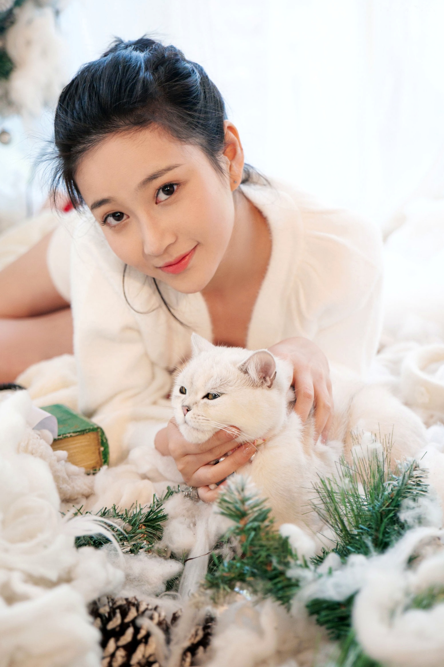 年年-年年有余:圣诞主题唯美私房摄影,白嫩女神性感诱惑,演绎纯欲圣诞氛围