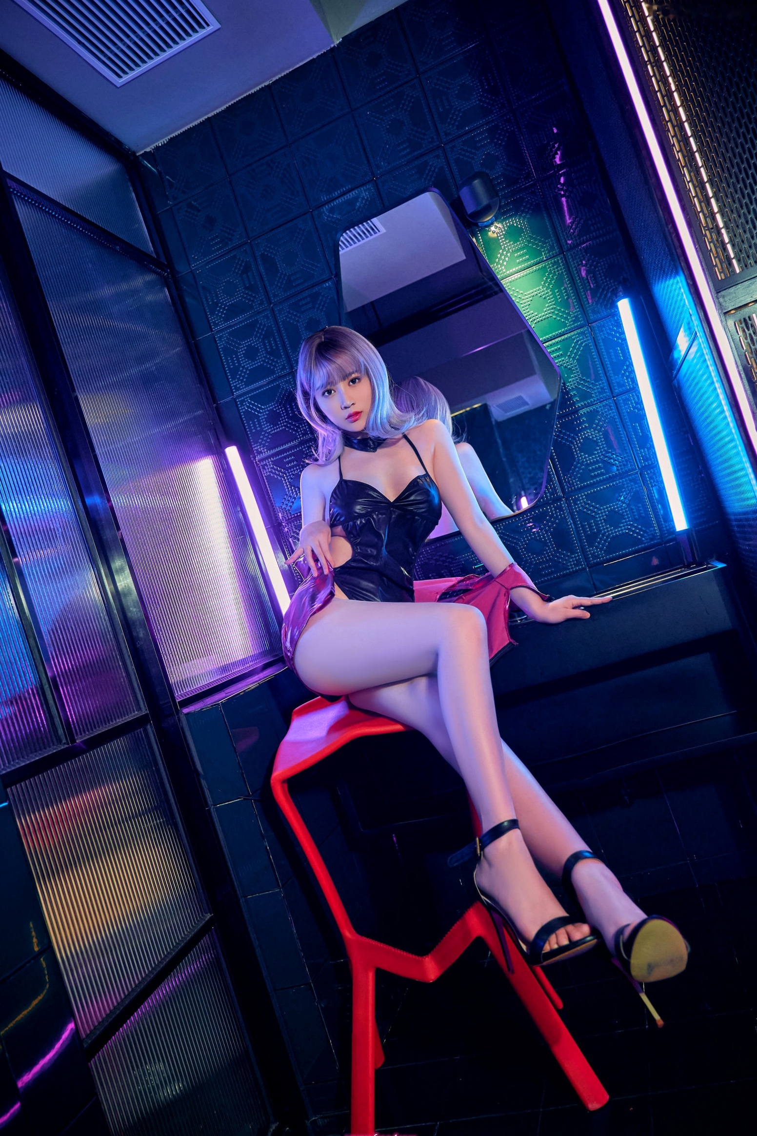 年年Nnian-赛博女孩Cyber-Girl霓虹科幻风写真,漆皮服饰演绎极致视觉盛宴,展现未来潮流与性感魅力