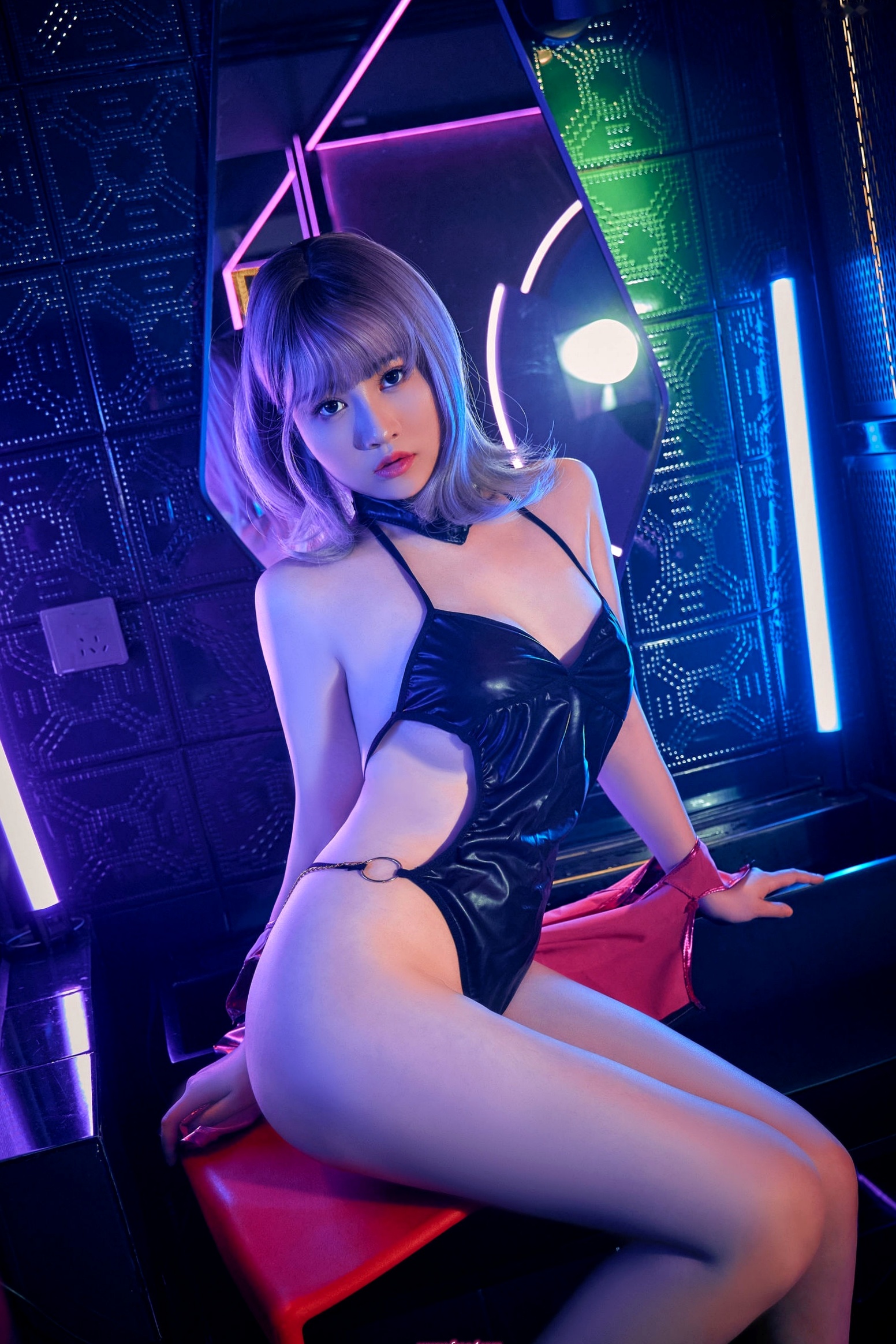 年年Nnian-赛博女孩Cyber-Girl霓虹科幻风写真,漆皮服饰演绎极致视觉盛宴,展现未来潮流与性感魅力
