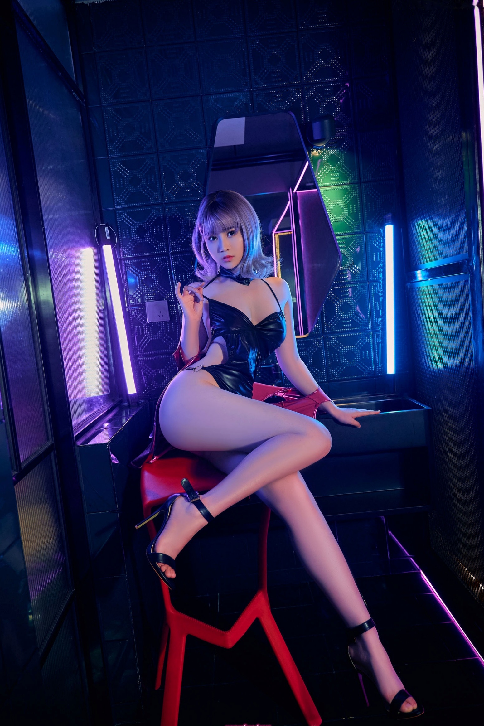 年年Nnian-赛博女孩Cyber-Girl霓虹科幻风写真,漆皮服饰演绎极致视觉盛宴,展现未来潮流与性感魅力