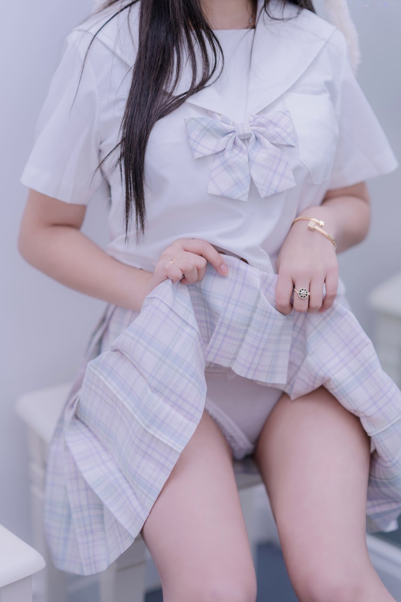 过期米线线喵-清纯天台JK制服写真,软萌毛绒熊耳帽搭配百褶裙,清新治愈系户外女神校园街拍