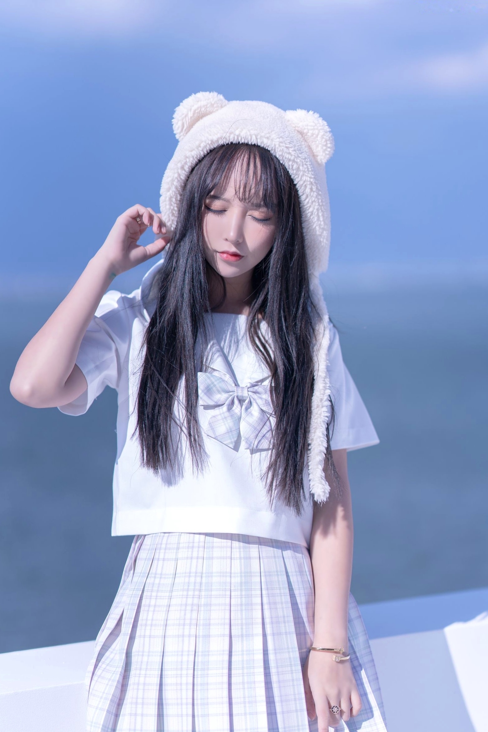 过期米线线喵-清纯天台JK制服写真,软萌毛绒熊耳帽搭配百褶裙,清新治愈系户外女神校园街拍