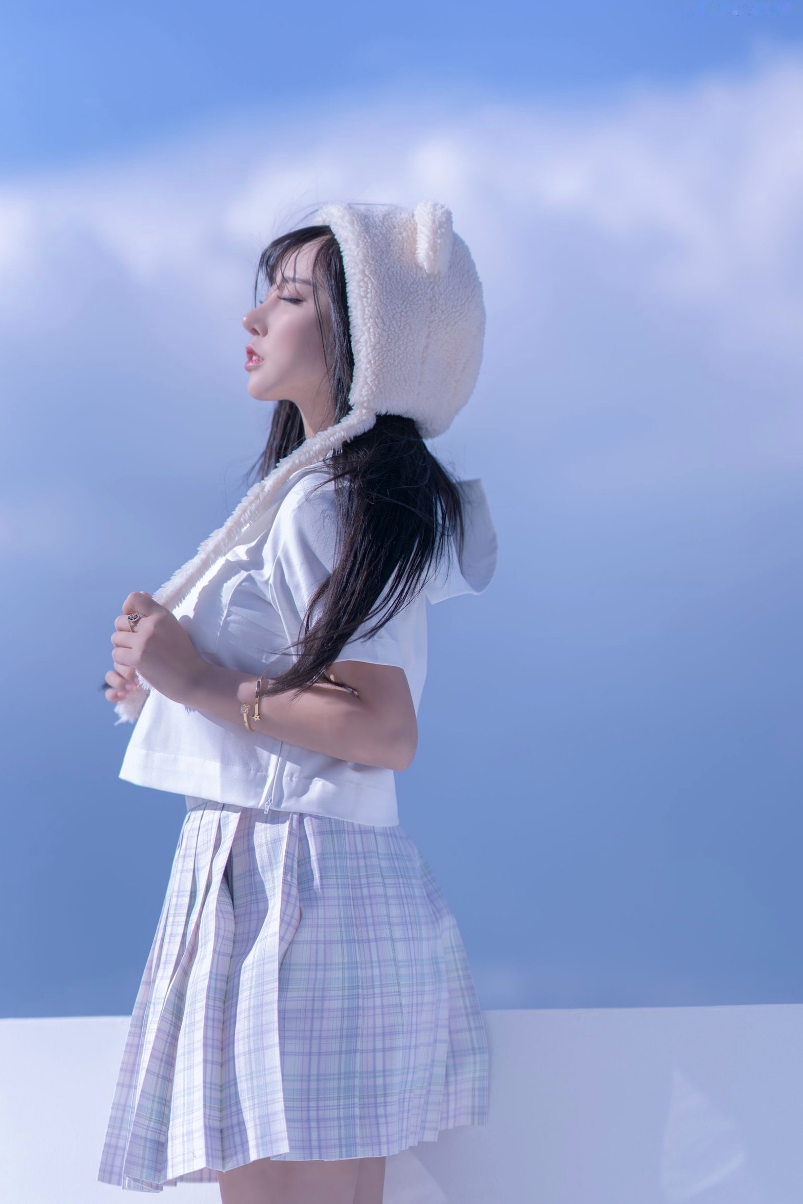 过期米线线喵-清纯天台JK制服写真,软萌毛绒熊耳帽搭配百褶裙,清新治愈系户外女神校园街拍