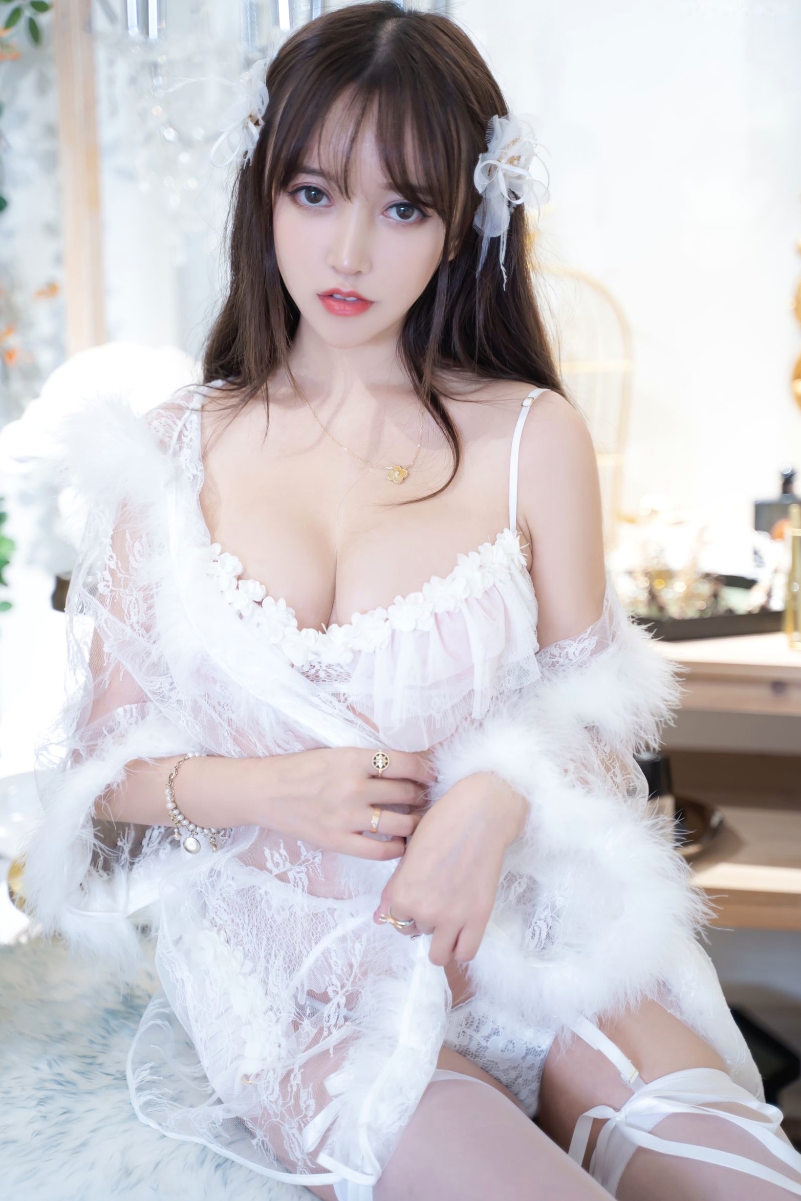 过期米线线喵-053-天使,室内私房纯欲写真,白色蕾丝与吊带丝袜的极致诱惑