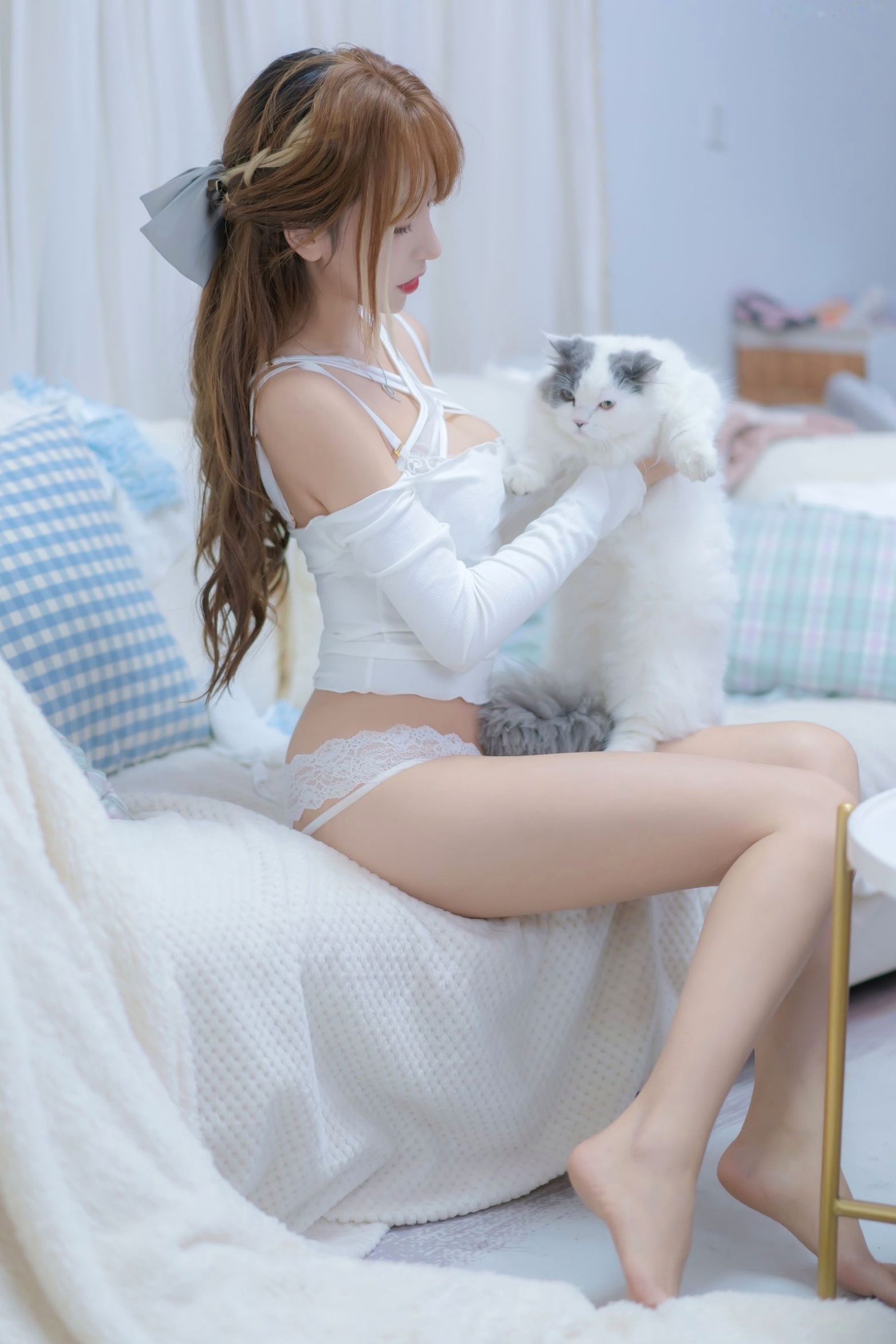 过期米线线喵-我和猫:纯白蕾丝私房写真,居家慵懒风与软萌猫咪的治愈系诱惑