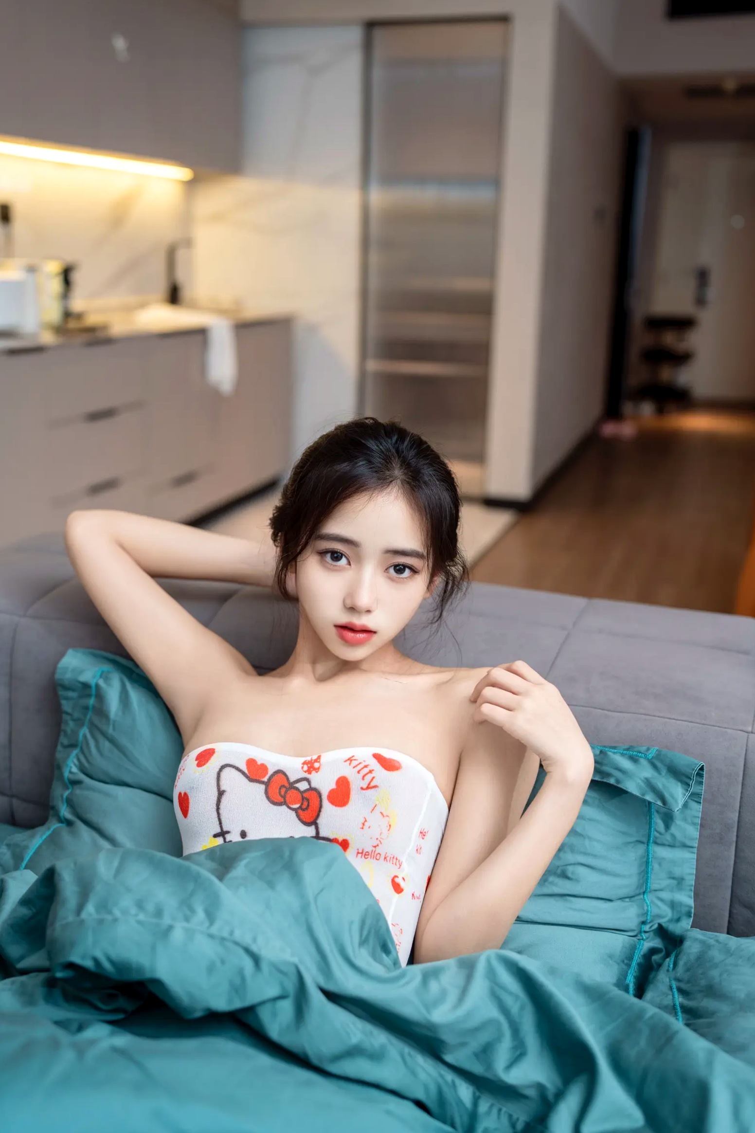 时安安 Hello Kitty连体衣私房写真,清纯诱惑居家写实,甜美少女风尽显曲线美