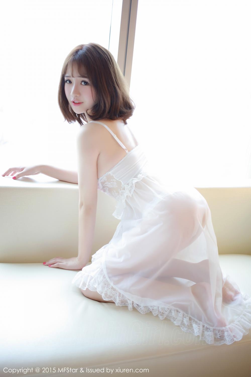 宅男女神室内清纯诱人个性写真