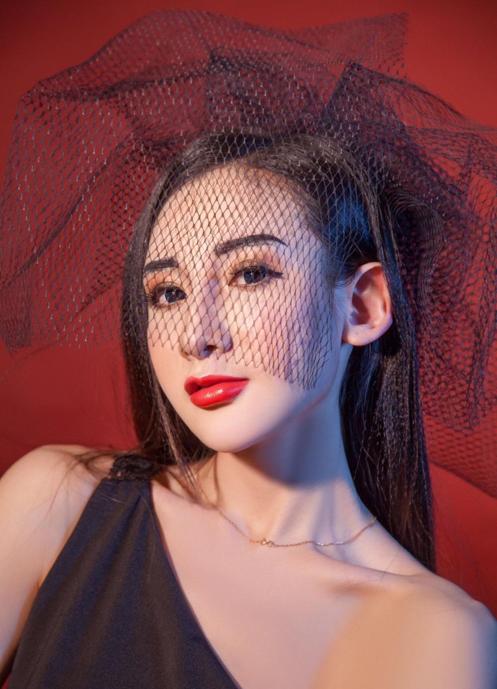 高颜值美女阿依努尔瓦娅微博美图