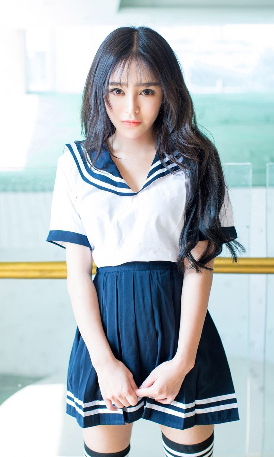 极品女模萱萱学生装制服诱惑写真