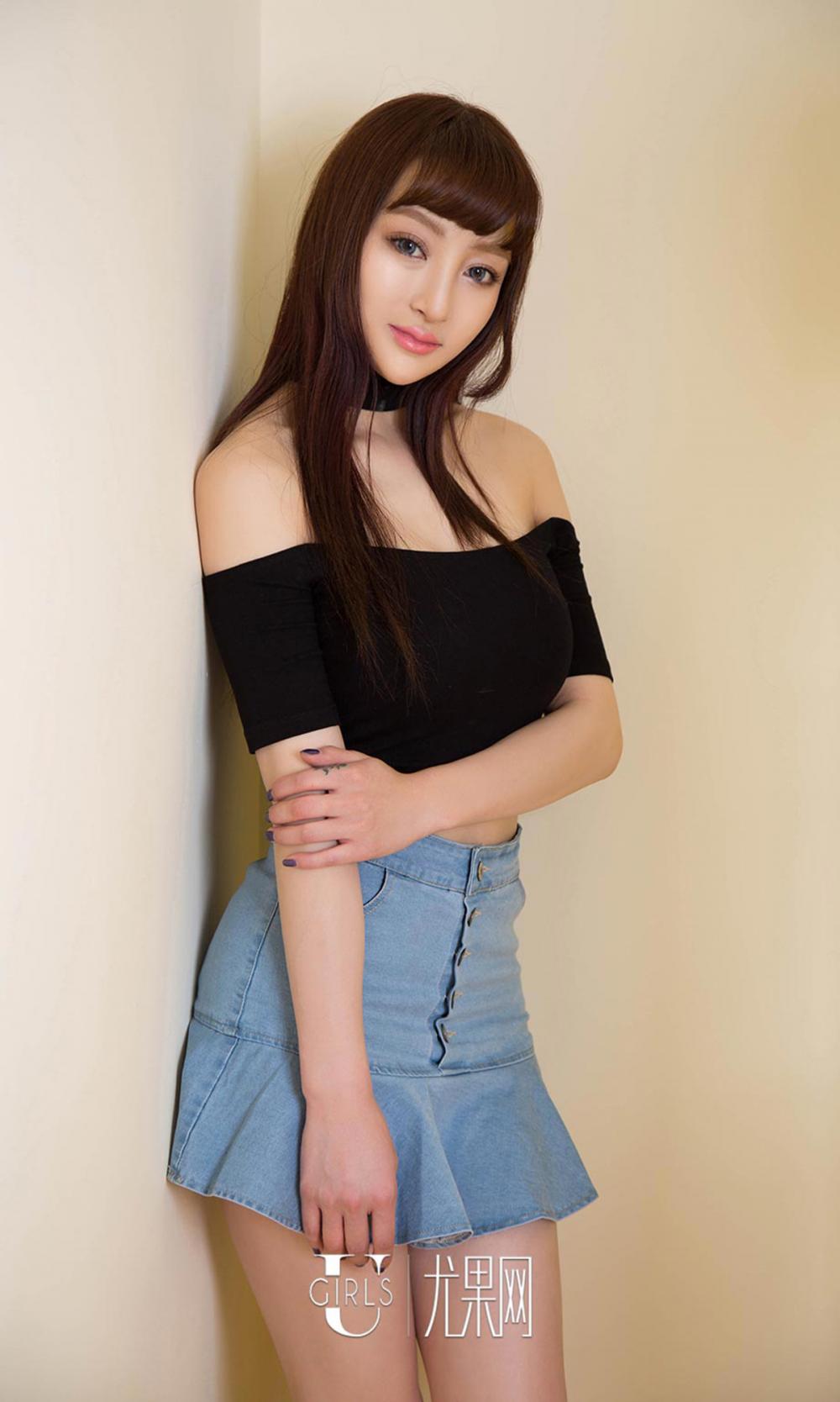 露肩装美女马小漾高颜值自拍照