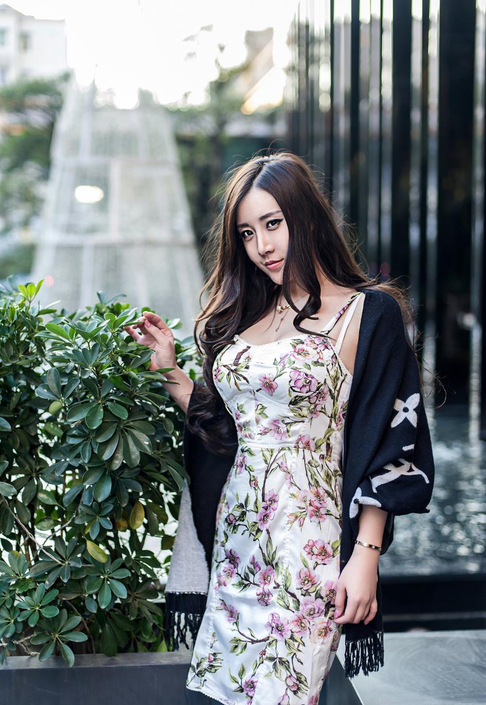 典雅美女王婉悠无圣光外拍下载