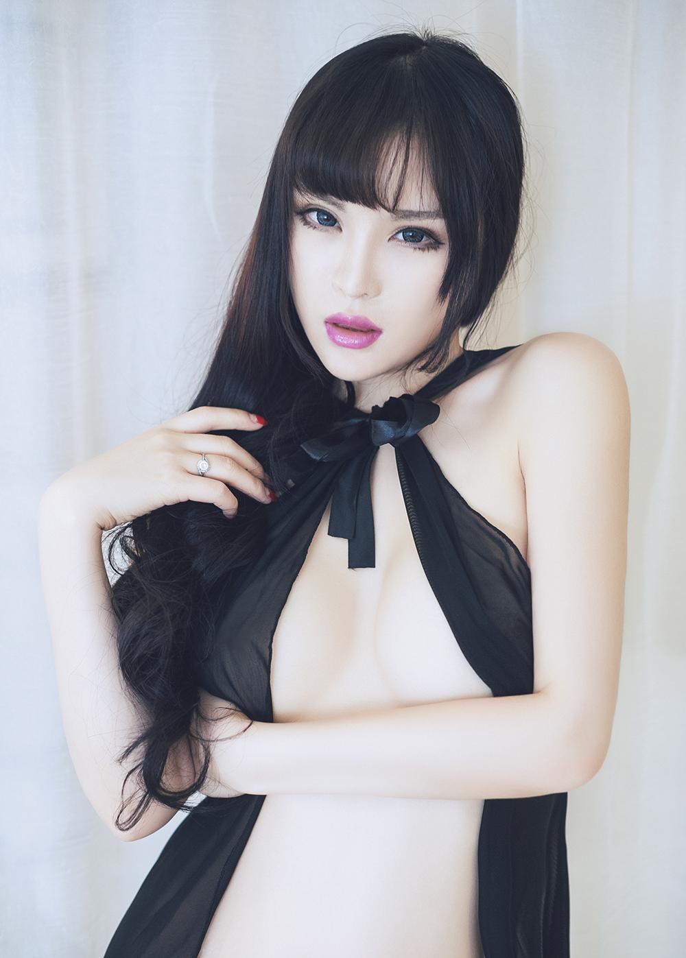 美艳尤物颜瑜性感露乳福利诱惑