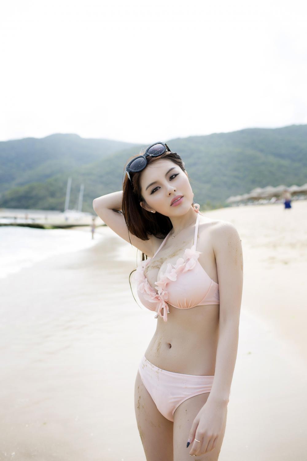 推女郎赵惟依沙滩人体艺术摄影