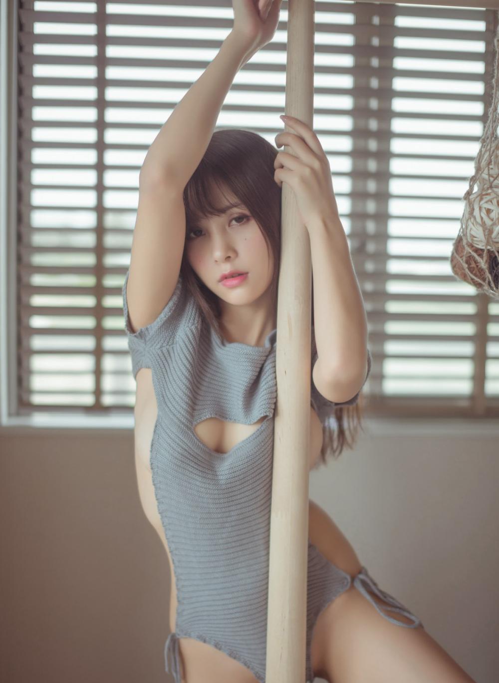 性感尤物夏美酱开胸衣诱惑福利写真