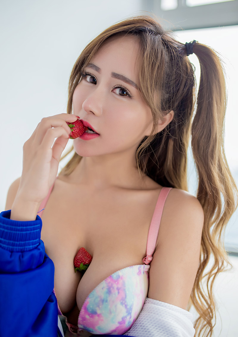 诱惑女神悠悠酱美艳迷人写真