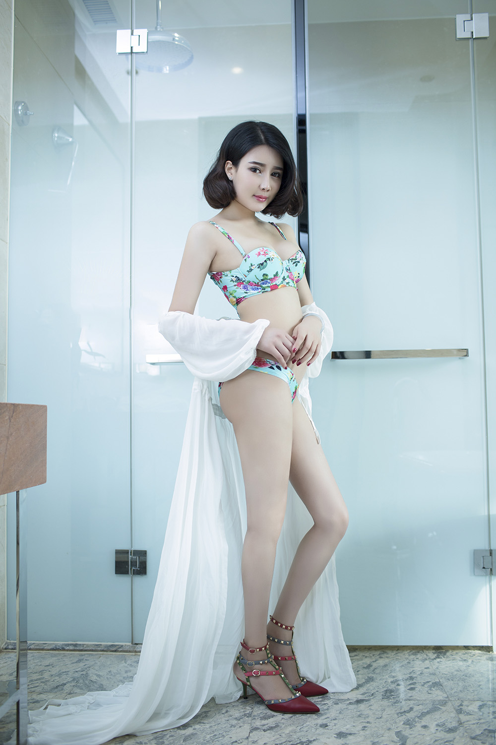俏女郎游子熙性感美腿诱惑写真