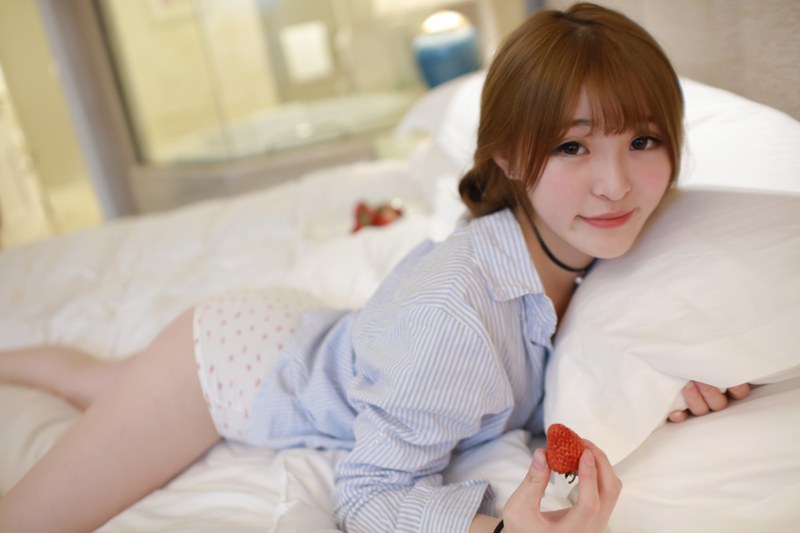 白皙美女MoMo性感私房诱惑